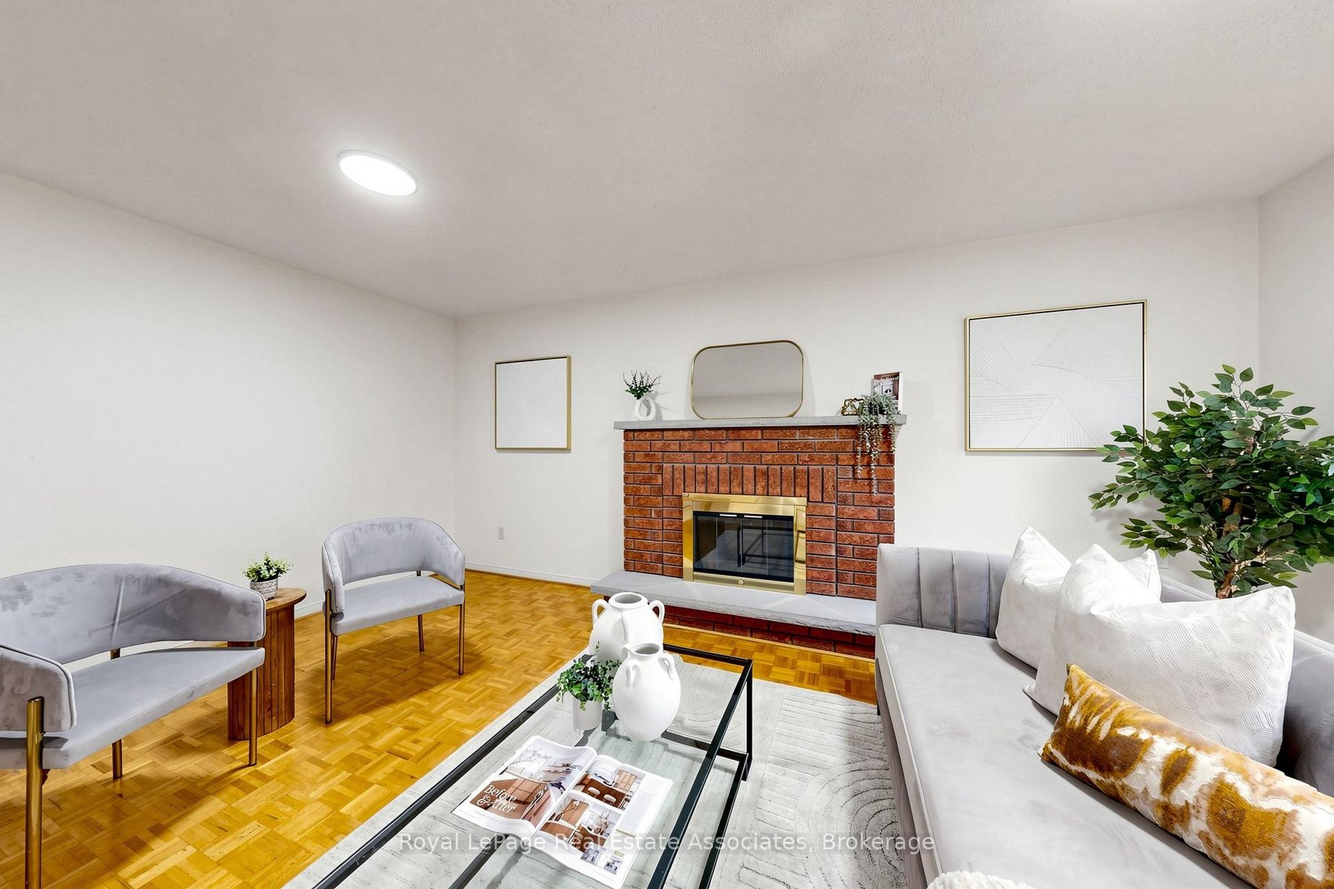 Photo 12 of 9 Kingsplate Crescent, Etobicoke, West Humber-Clairville — HOMEH