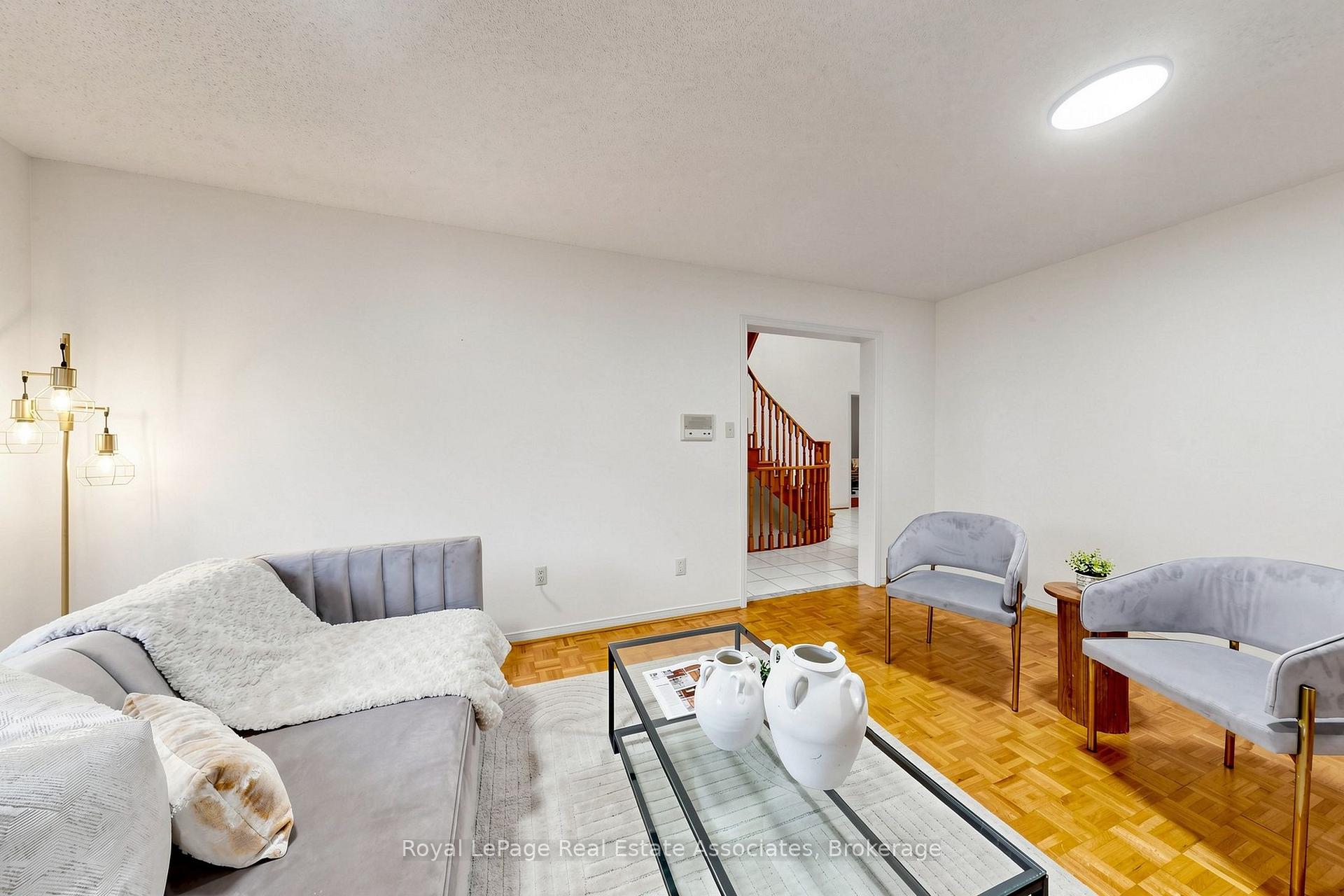 Photo 13 of 9 Kingsplate Crescent, Etobicoke, West Humber-Clairville — HOMEH