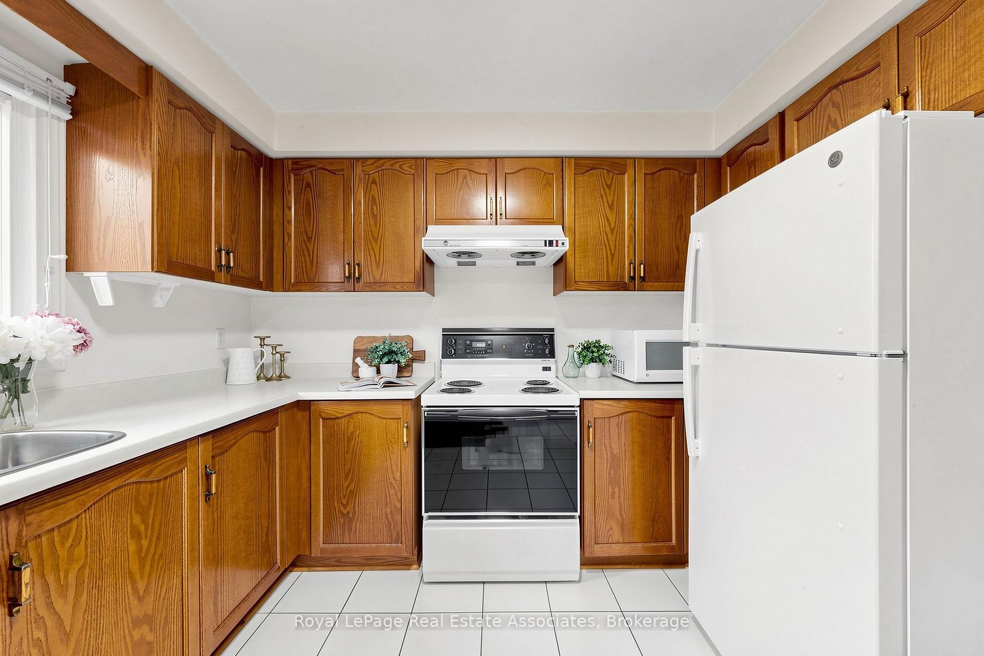 Photo 14 of 9 Kingsplate Crescent, Etobicoke, West Humber-Clairville — HOMEH