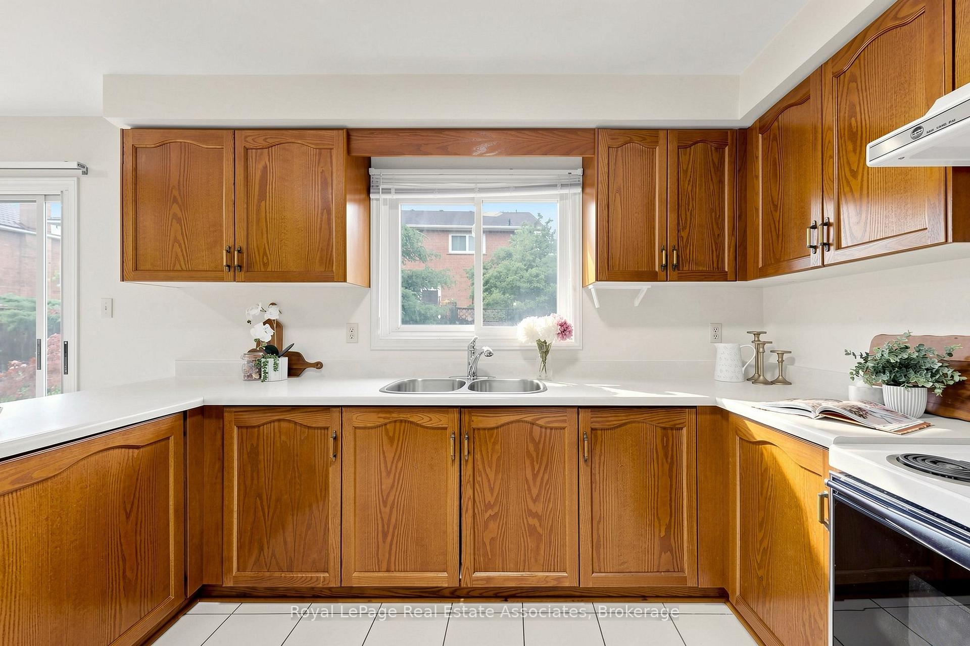 Photo 15 of 9 Kingsplate Crescent, Etobicoke, West Humber-Clairville — HOMEH