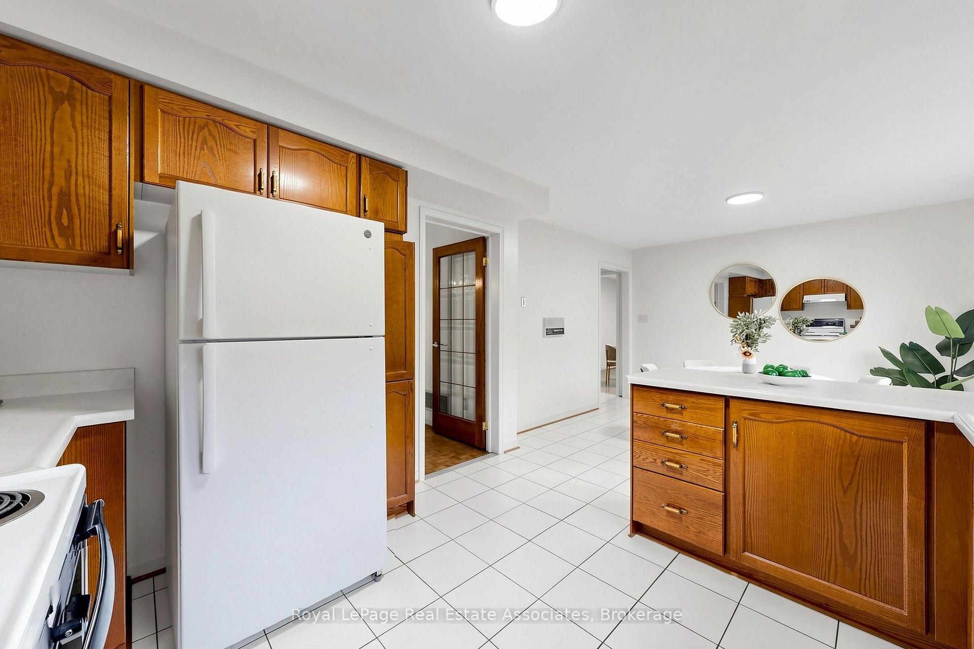 Photo 16 of 9 Kingsplate Crescent, Etobicoke, West Humber-Clairville — HOMEH