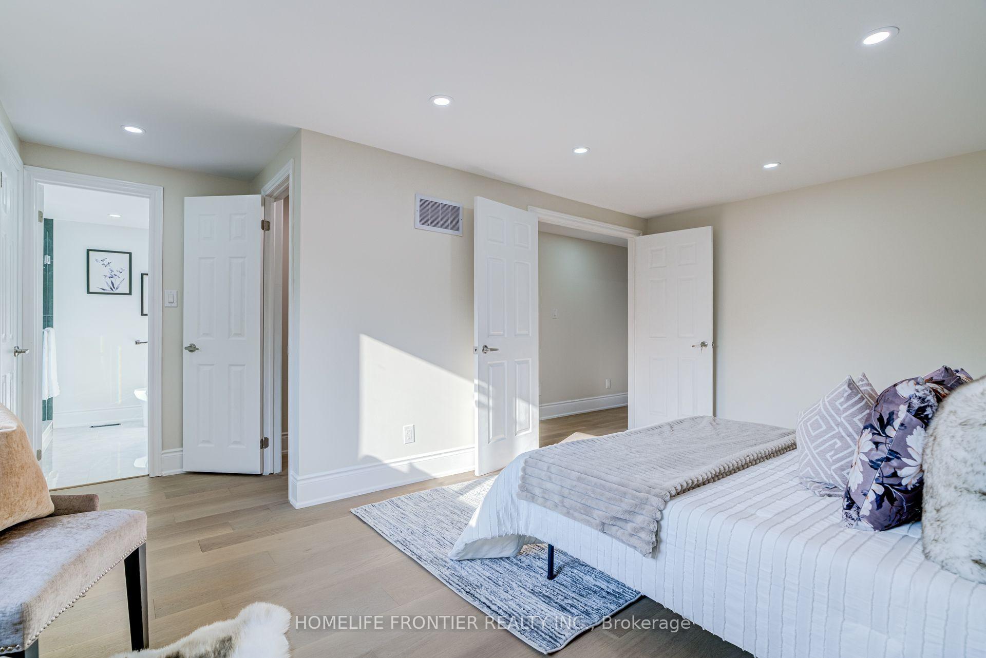 Photo 25 of 1059 Ivandale Drive, Mississauga, East Credit — HOMEH
