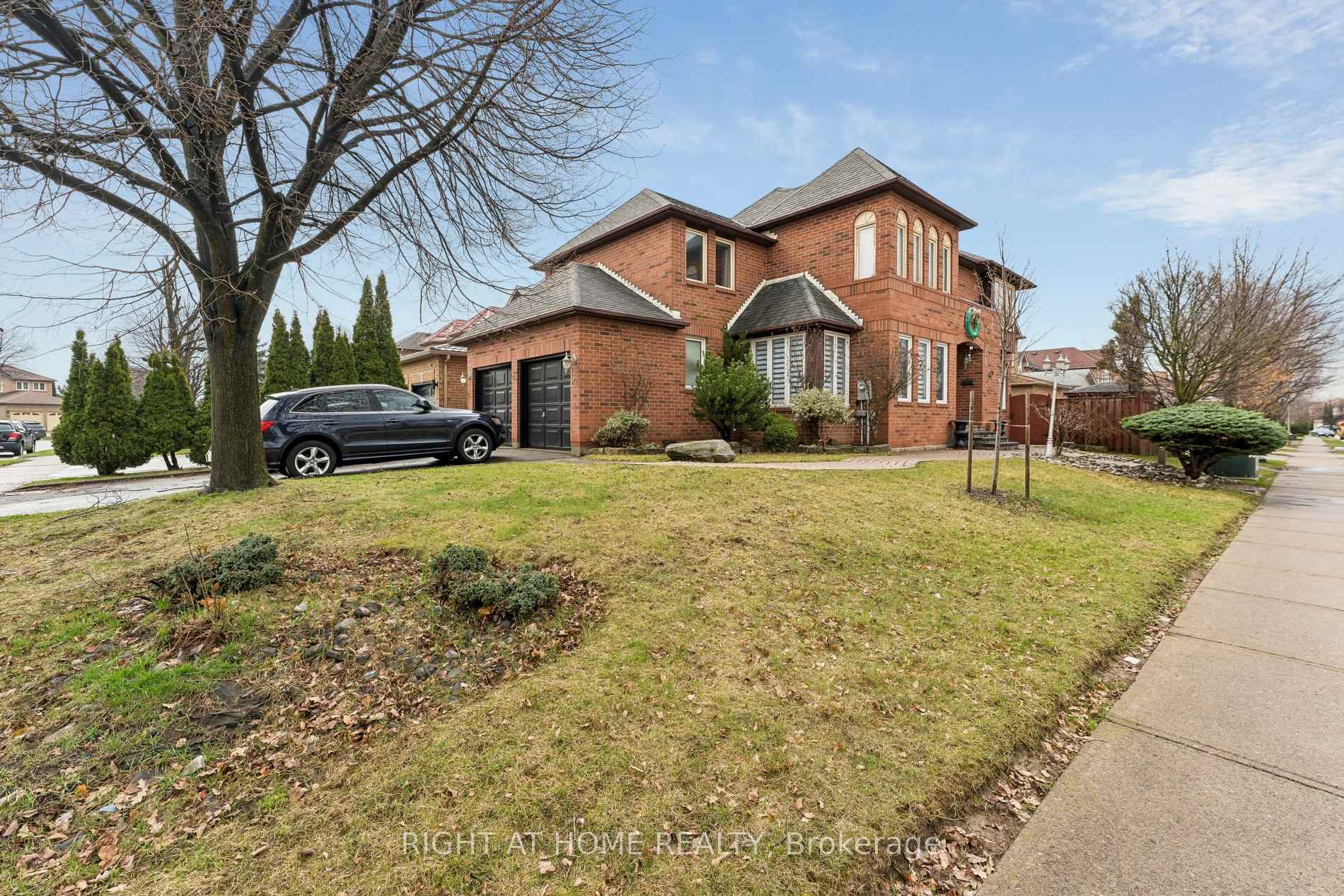 Photo 2 of 39 Banner Road, Brampton, Brampton West — HOMEH