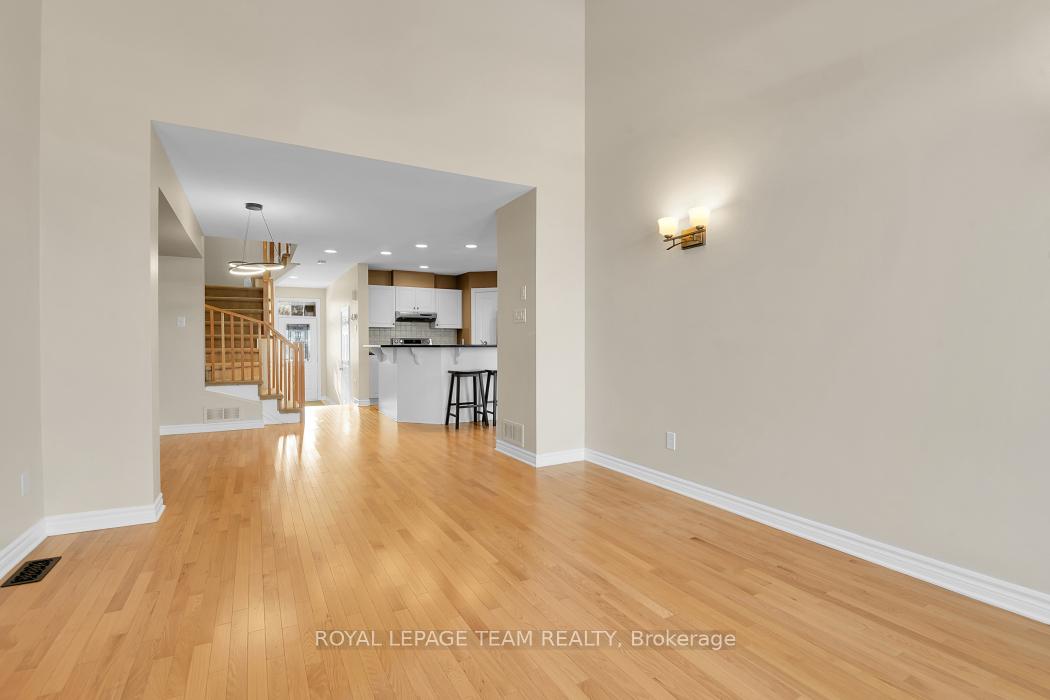 Photo 8 of 541 Salzburg Drive, Ottawa, Notting Hill/Summerside — HOMEH