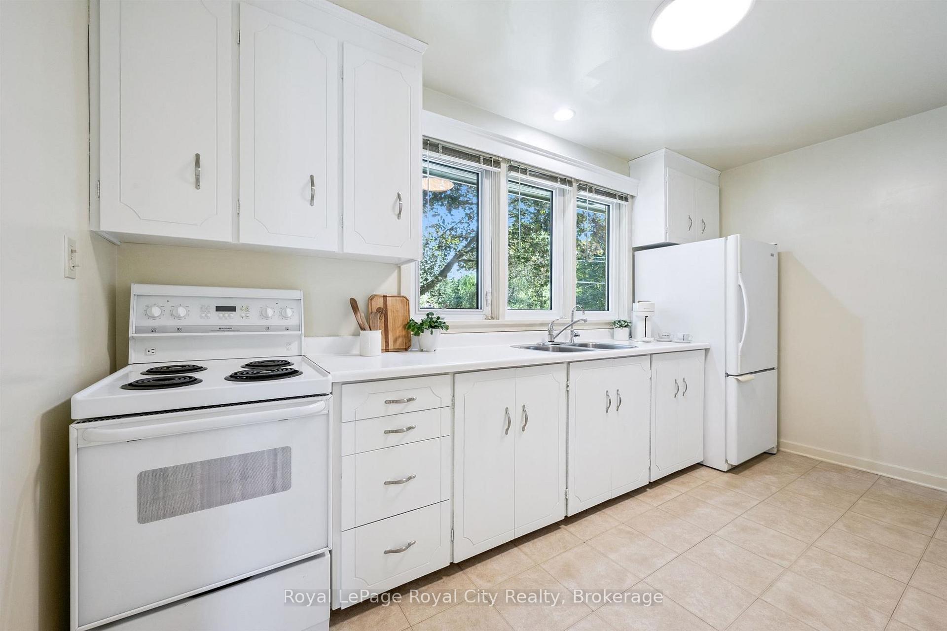 Photo 14 of 31 Torrance Crescent, Guelph, Exhibition Park — HOMEH