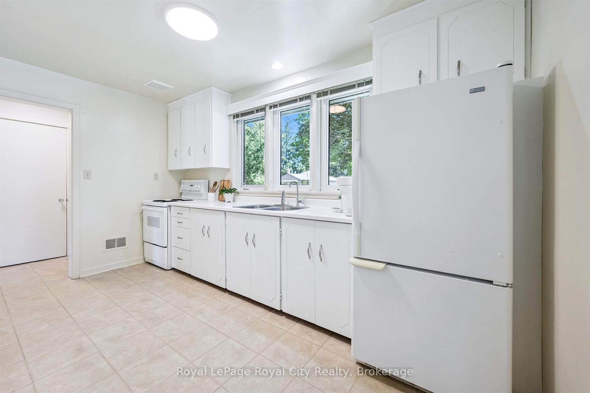 Photo 17 of 31 Torrance Crescent, Guelph, Exhibition Park — HOMEH