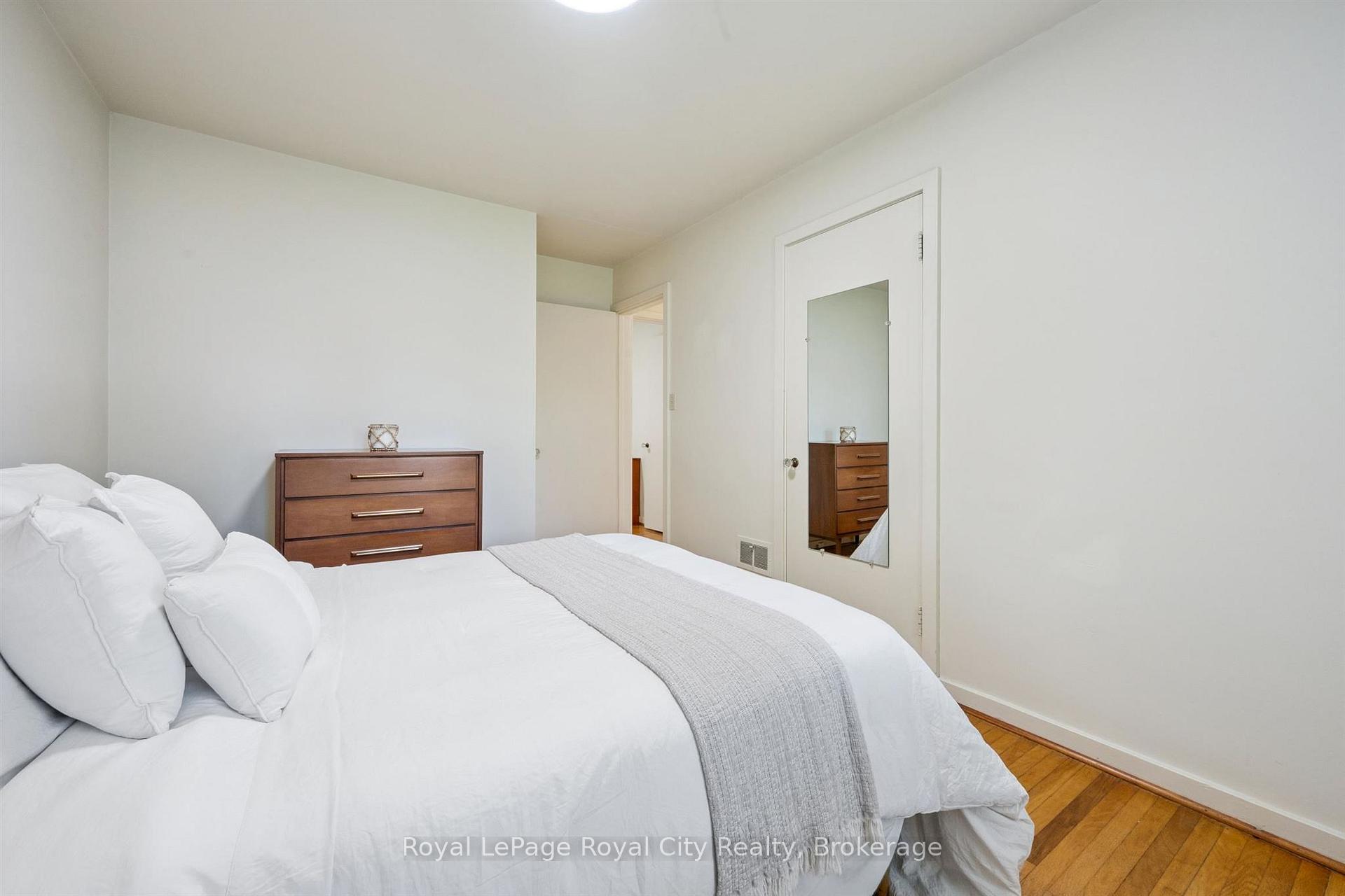 Photo 19 of 31 Torrance Crescent, Guelph, Exhibition Park — HOMEH