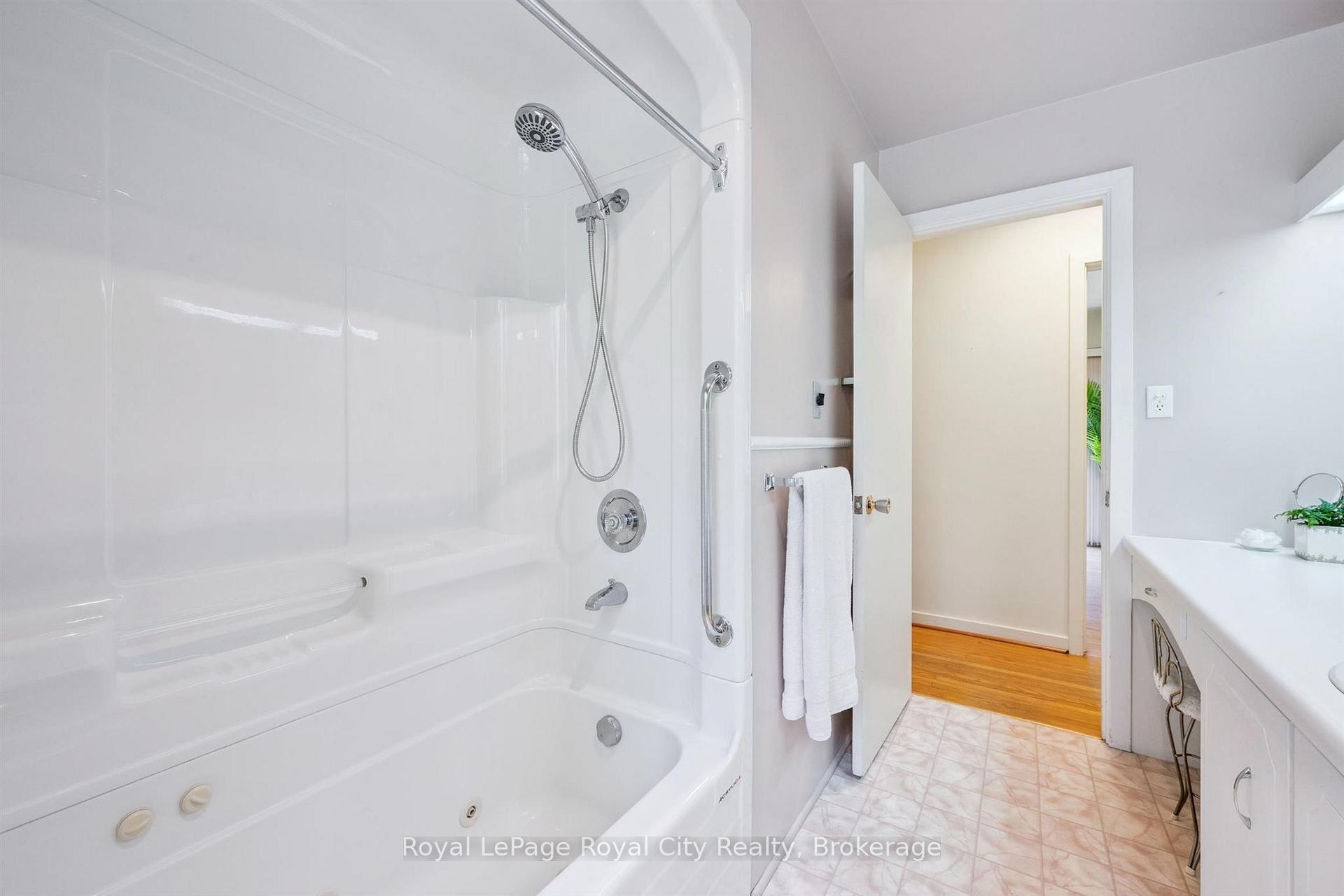 Photo 23 of 31 Torrance Crescent, Guelph, Exhibition Park — HOMEH