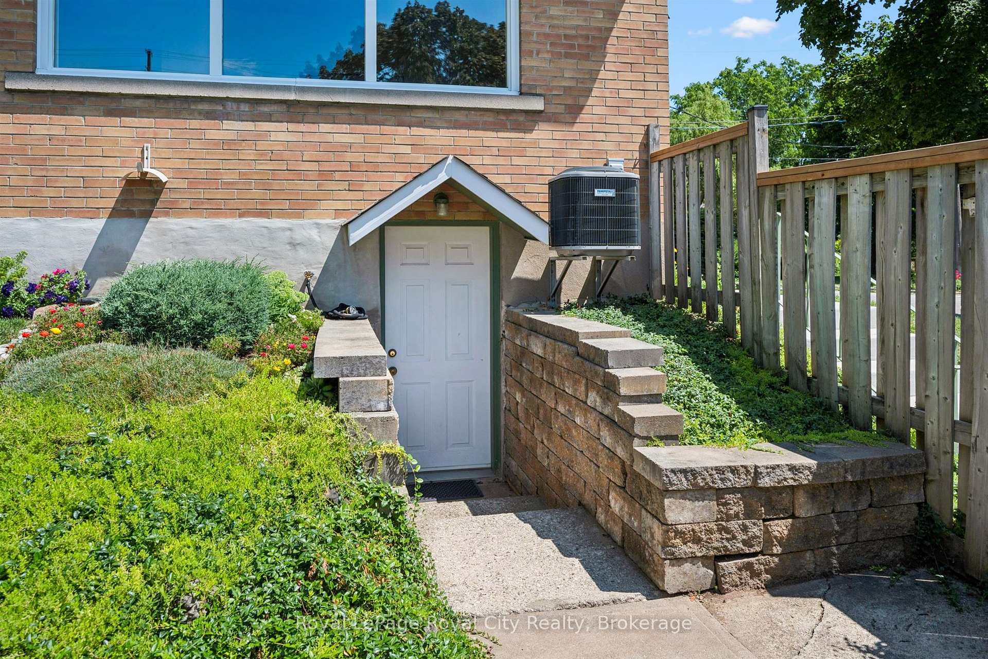 Photo 24 of 31 Torrance Crescent, Guelph, Exhibition Park — HOMEH