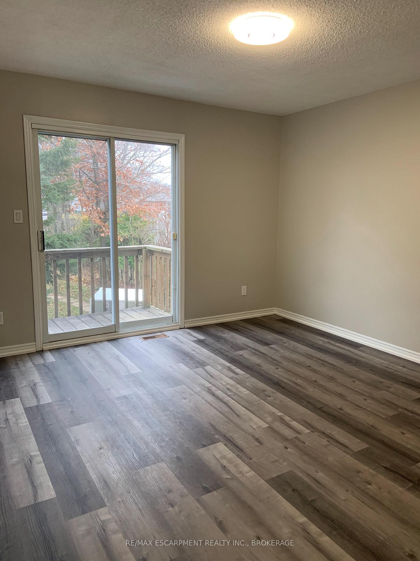 Photo 3 of Unit Main, 87 Chapel Hill Crescent, Welland, N. Welland — HOMEH
