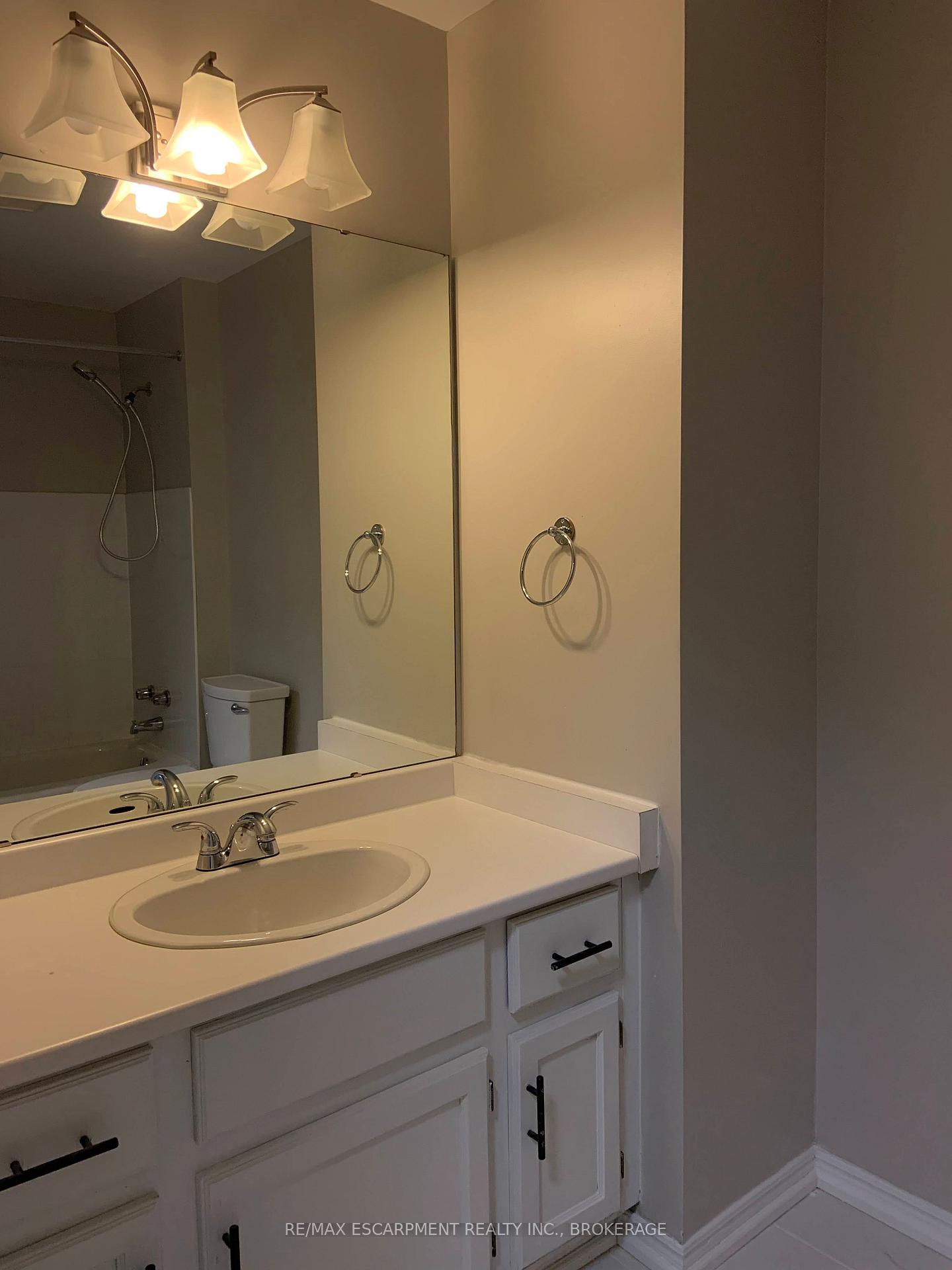 Photo 6 of Unit Main, 87 Chapel Hill Crescent, Welland, N. Welland — HOMEH