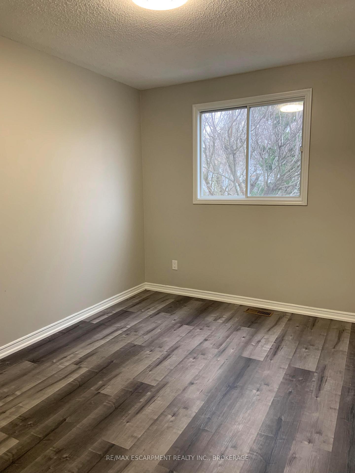 Photo 7 of Unit Main, 87 Chapel Hill Crescent, Welland, N. Welland — HOMEH