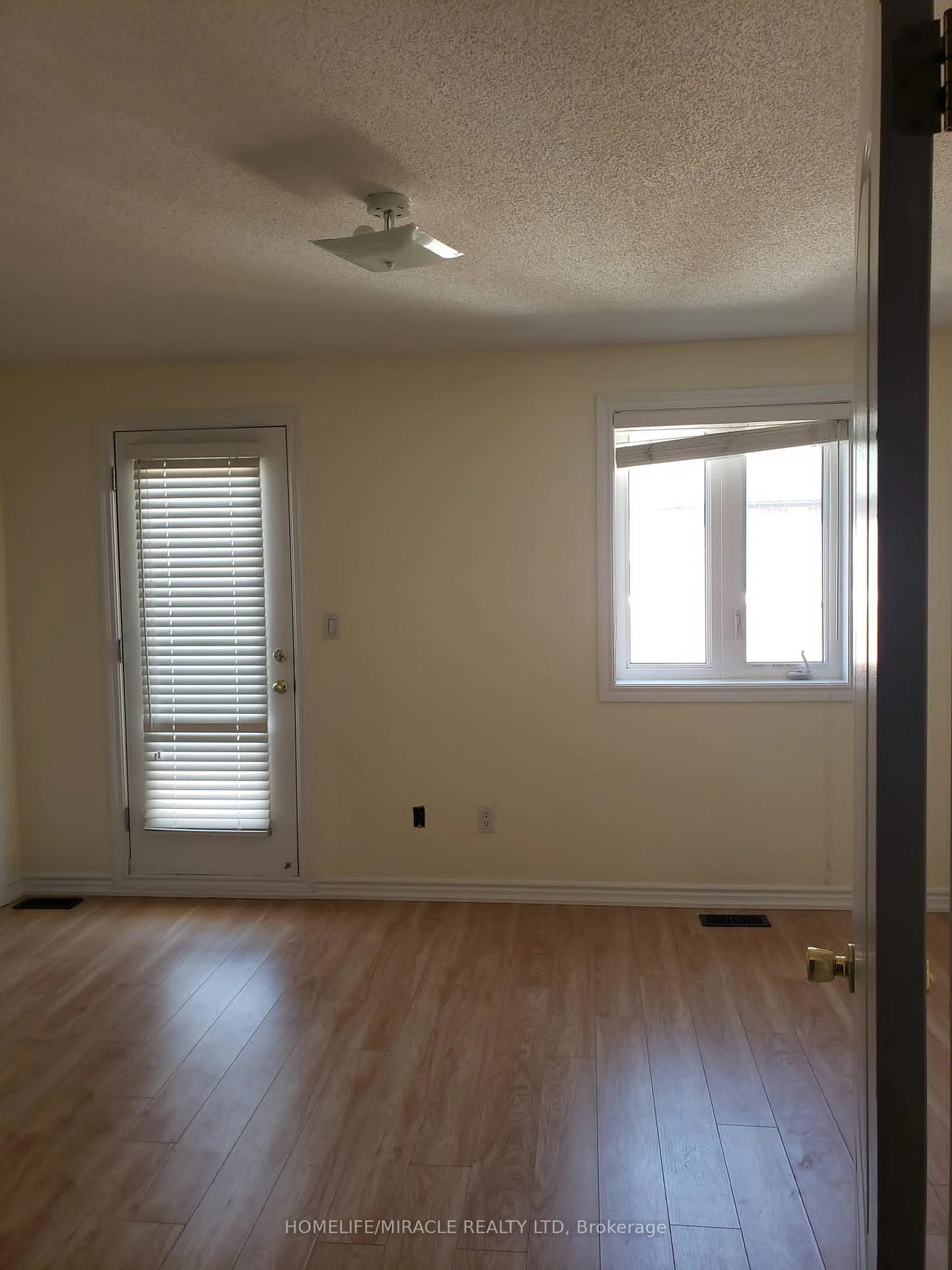Photo 12 of 11 Shiff Crescent, Brampton, Heart Lake East — HOMEH