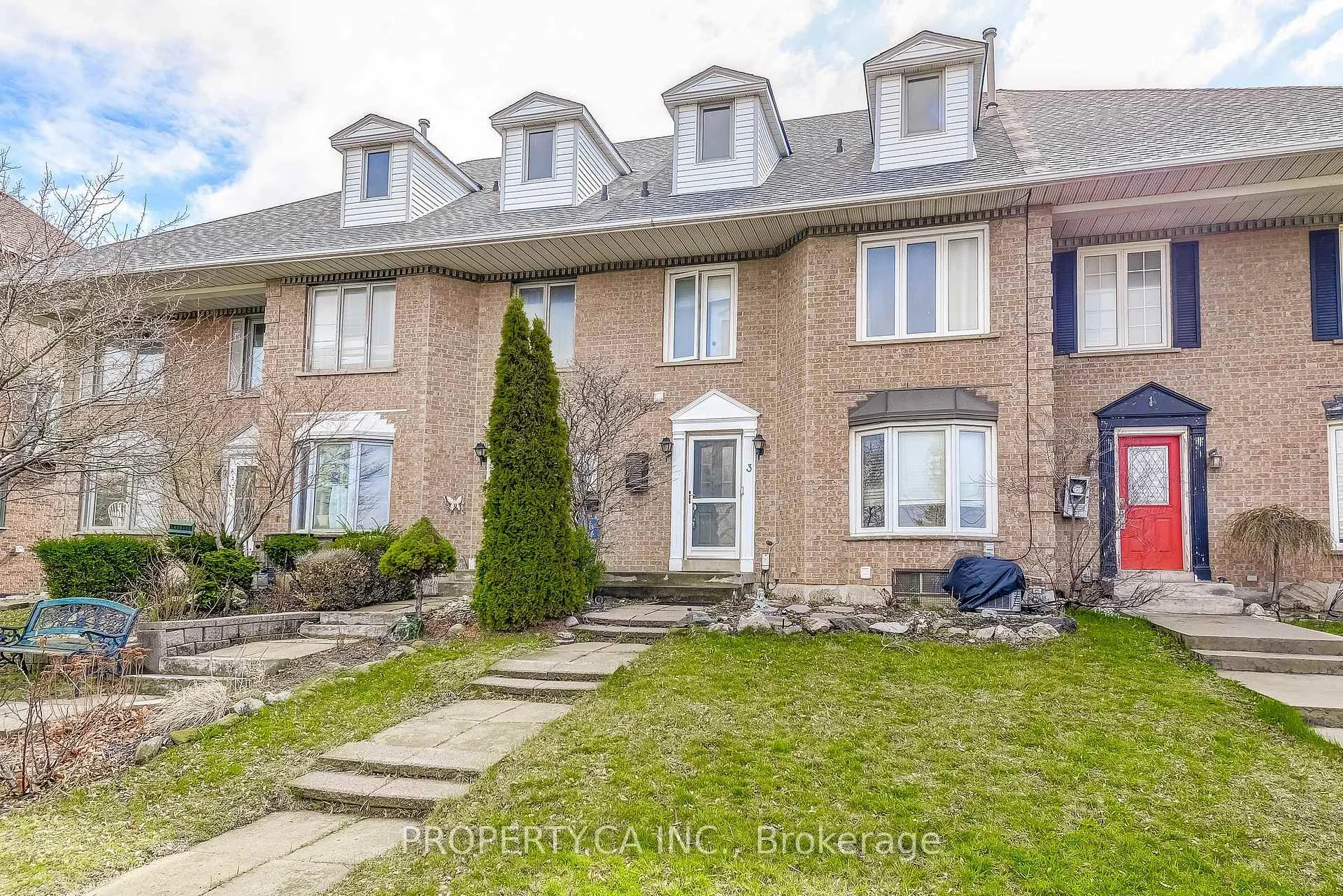 Photo 2 of 3 Waterford Crescent, Hamilton, Lakeshore — HOMEH