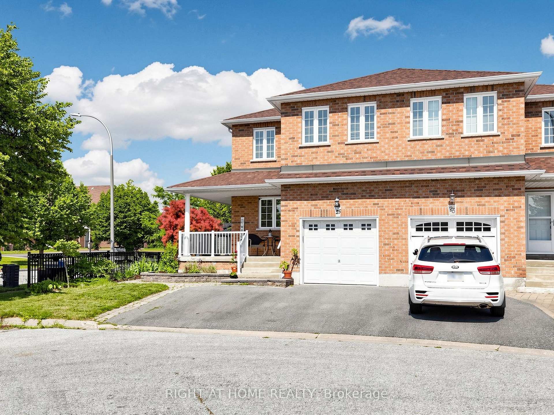 Photo 2 of 25 Teagarden Court, Whitby, Rolling Acres — HOMEH
