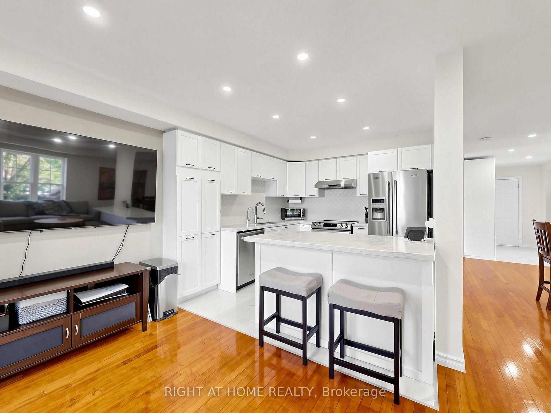 Photo 10 of 25 Teagarden Court, Whitby, Rolling Acres — HOMEH