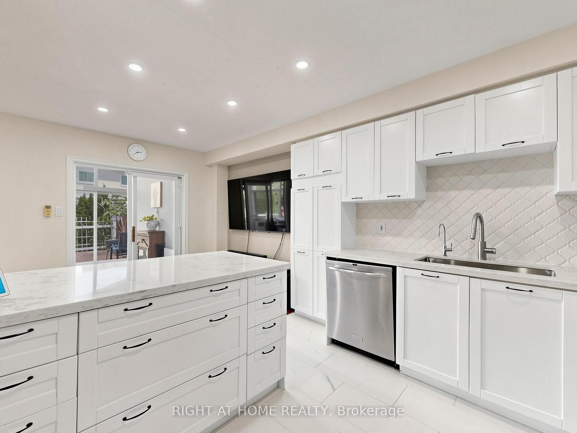 Photo 11 of 25 Teagarden Court, Whitby, Rolling Acres — HOMEH