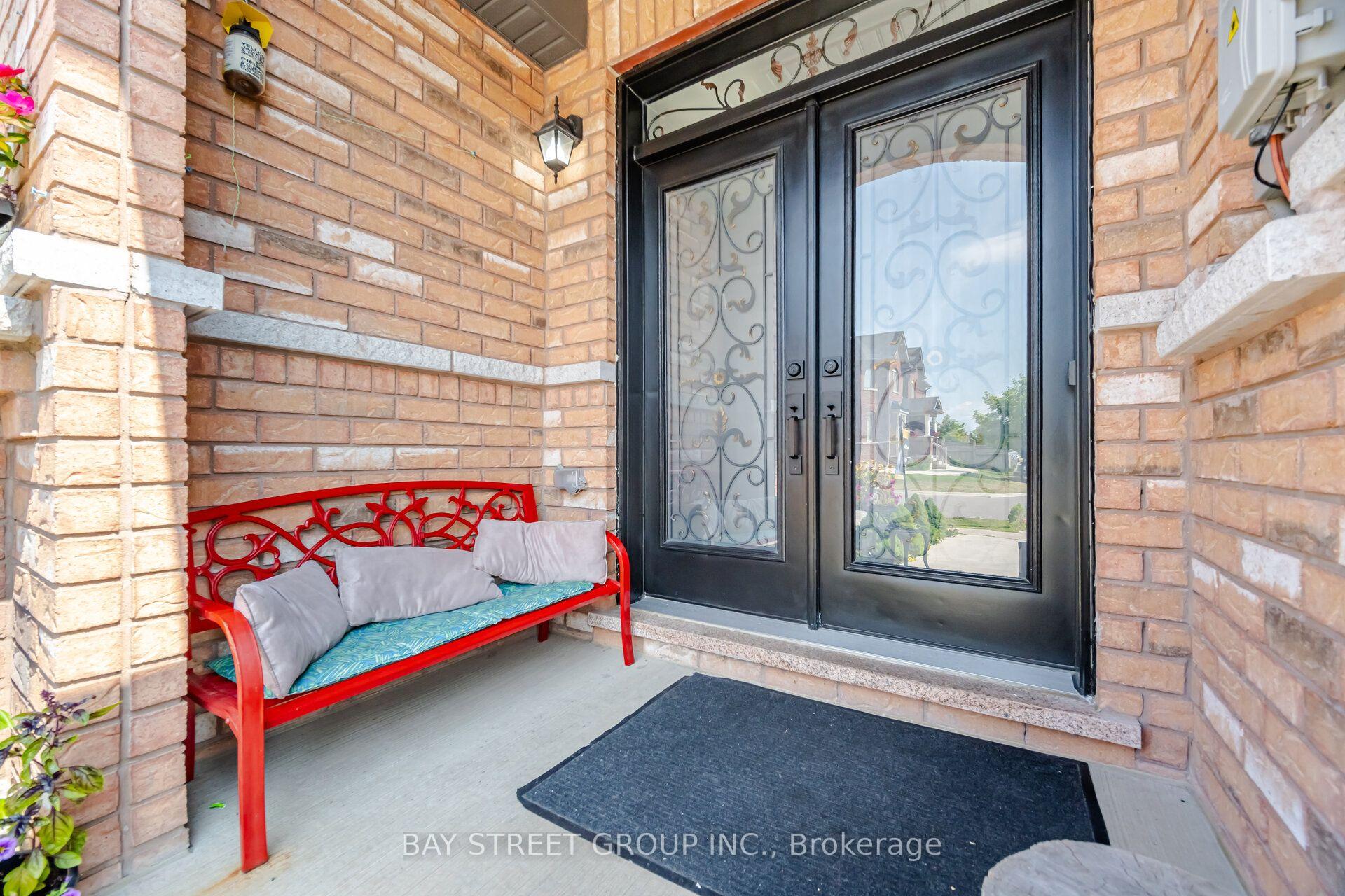 Photo 3 of 20 Davenfield Circle, Brampton, Bram East — HOMEH