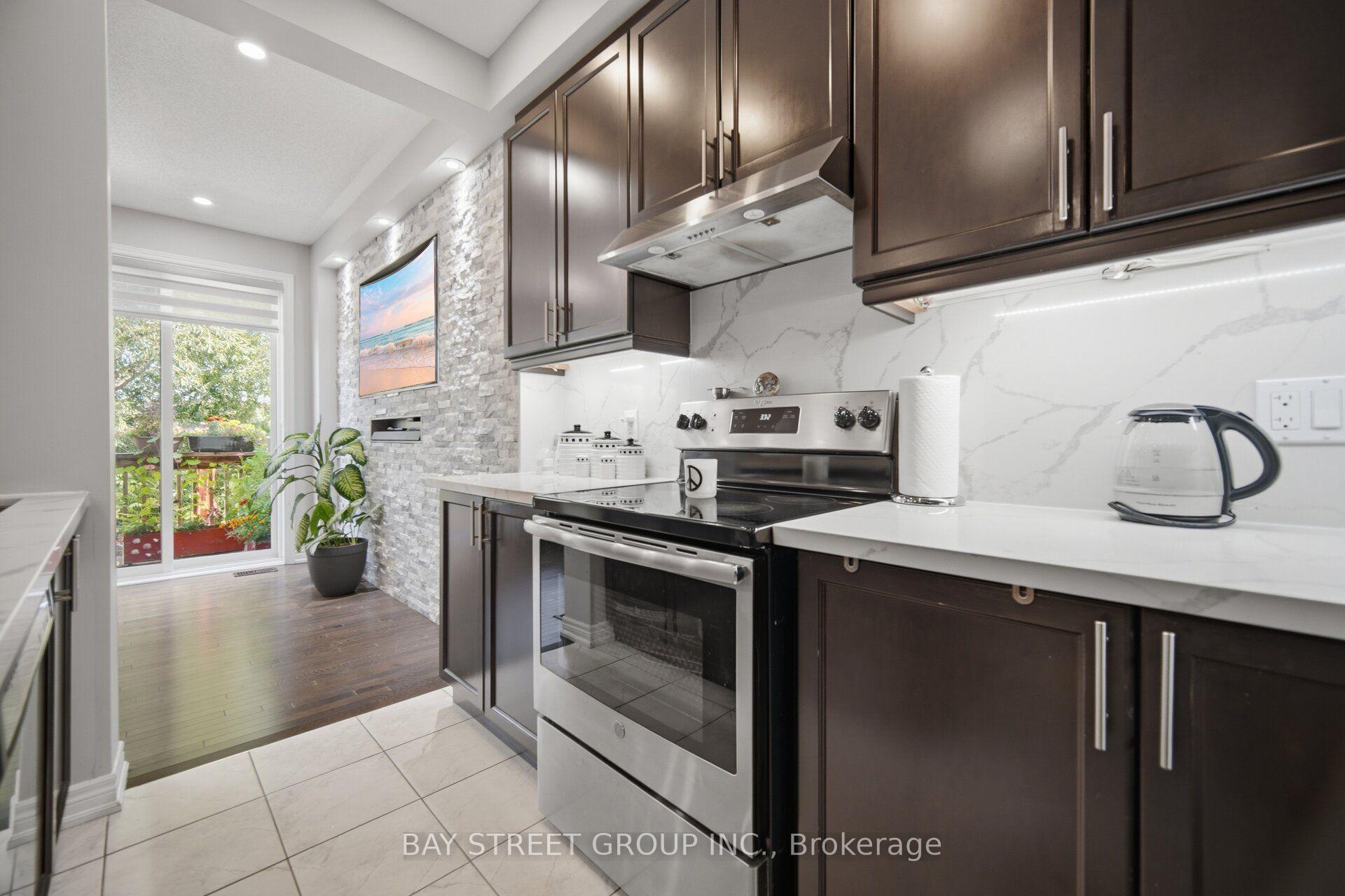 Photo 7 of 20 Davenfield Circle, Brampton, Bram East — HOMEH
