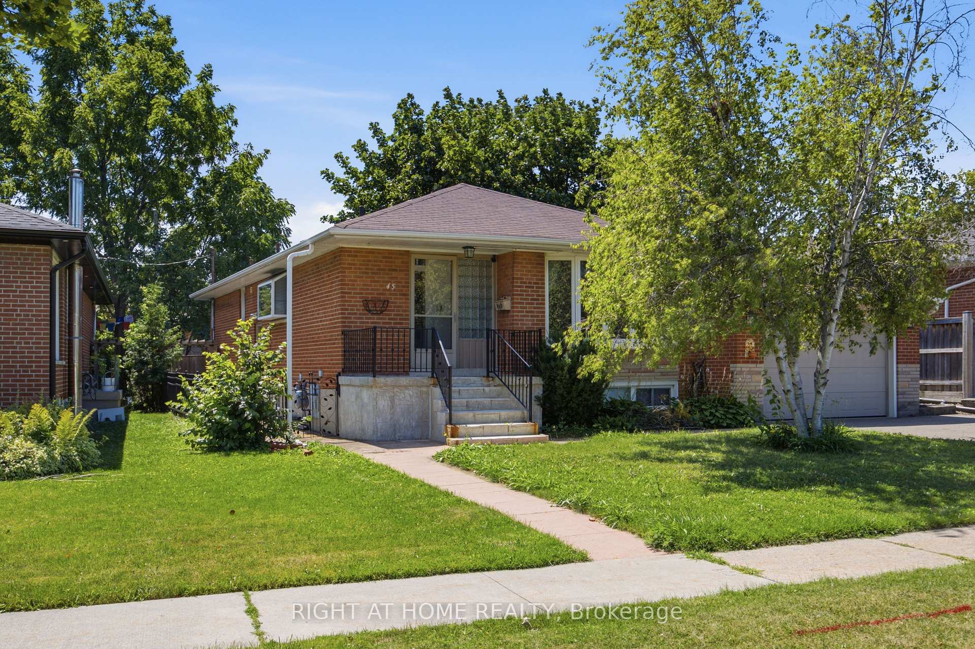 Photo 2 of 45 Faversham Crescent, Etobicoke, Eringate-Centennial-West Deane — HOMEH