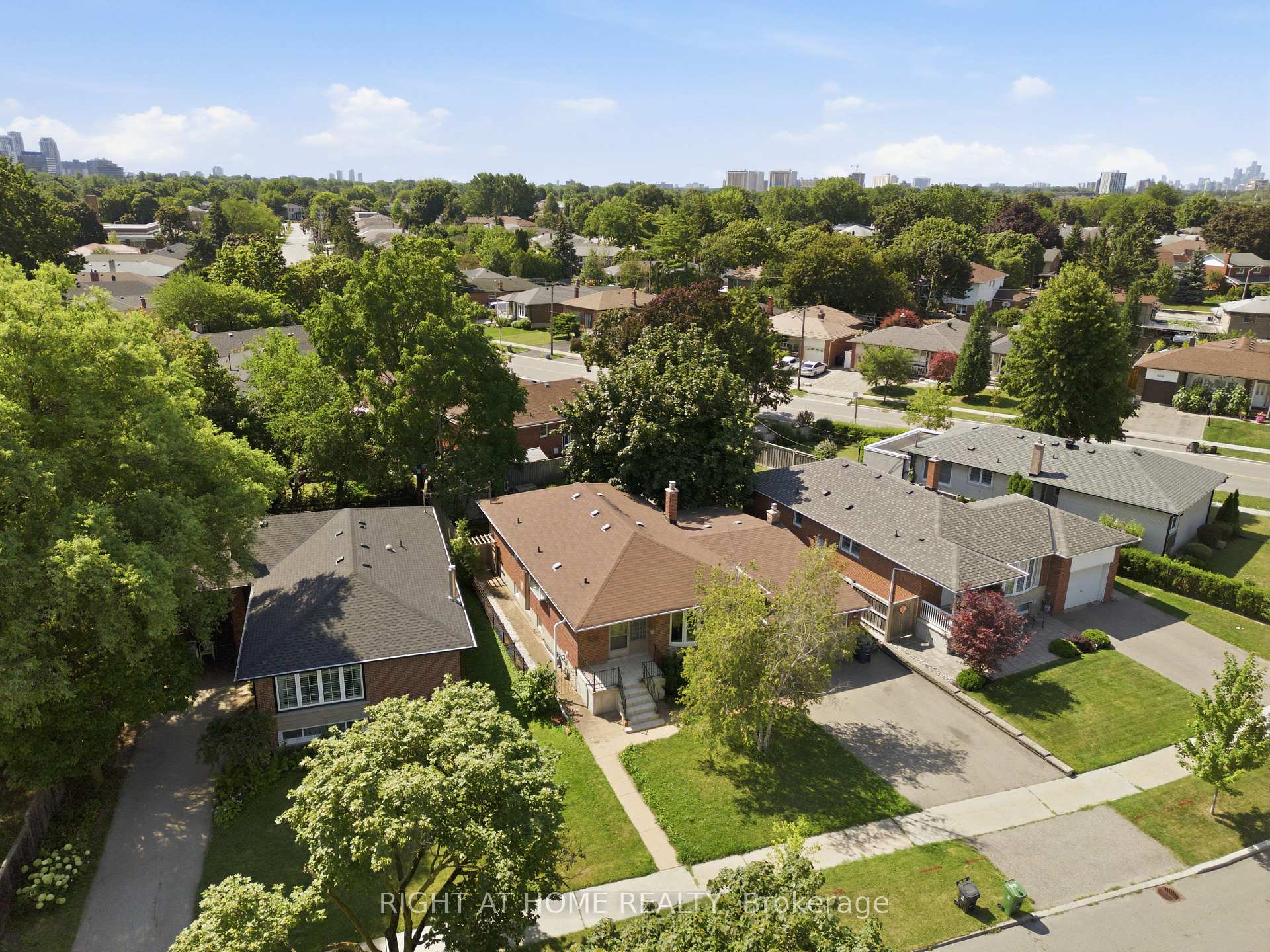 Photo 3 of 45 Faversham Crescent, Etobicoke, Eringate-Centennial-West Deane — HOMEH