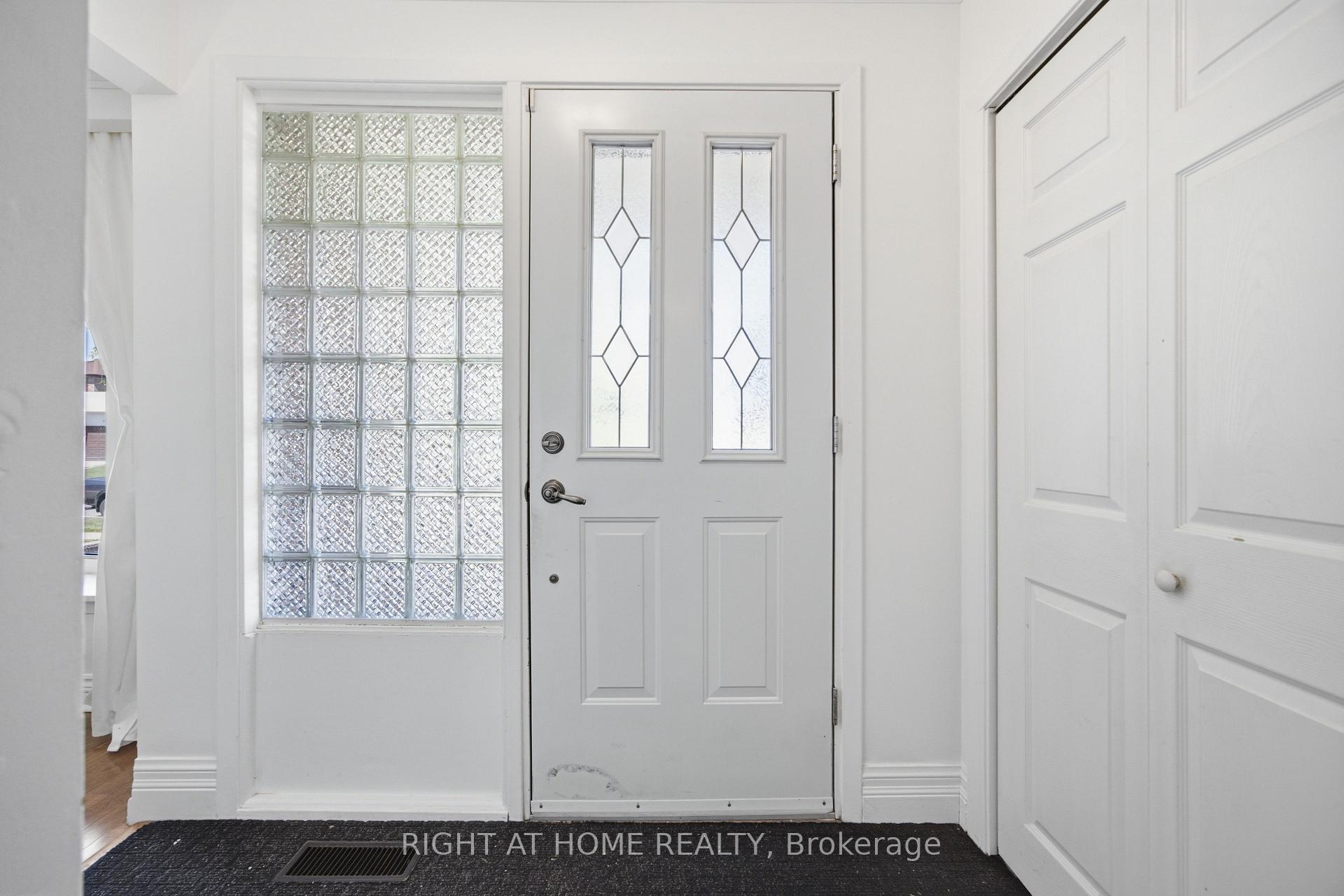 Photo 4 of 45 Faversham Crescent, Etobicoke, Eringate-Centennial-West Deane — HOMEH