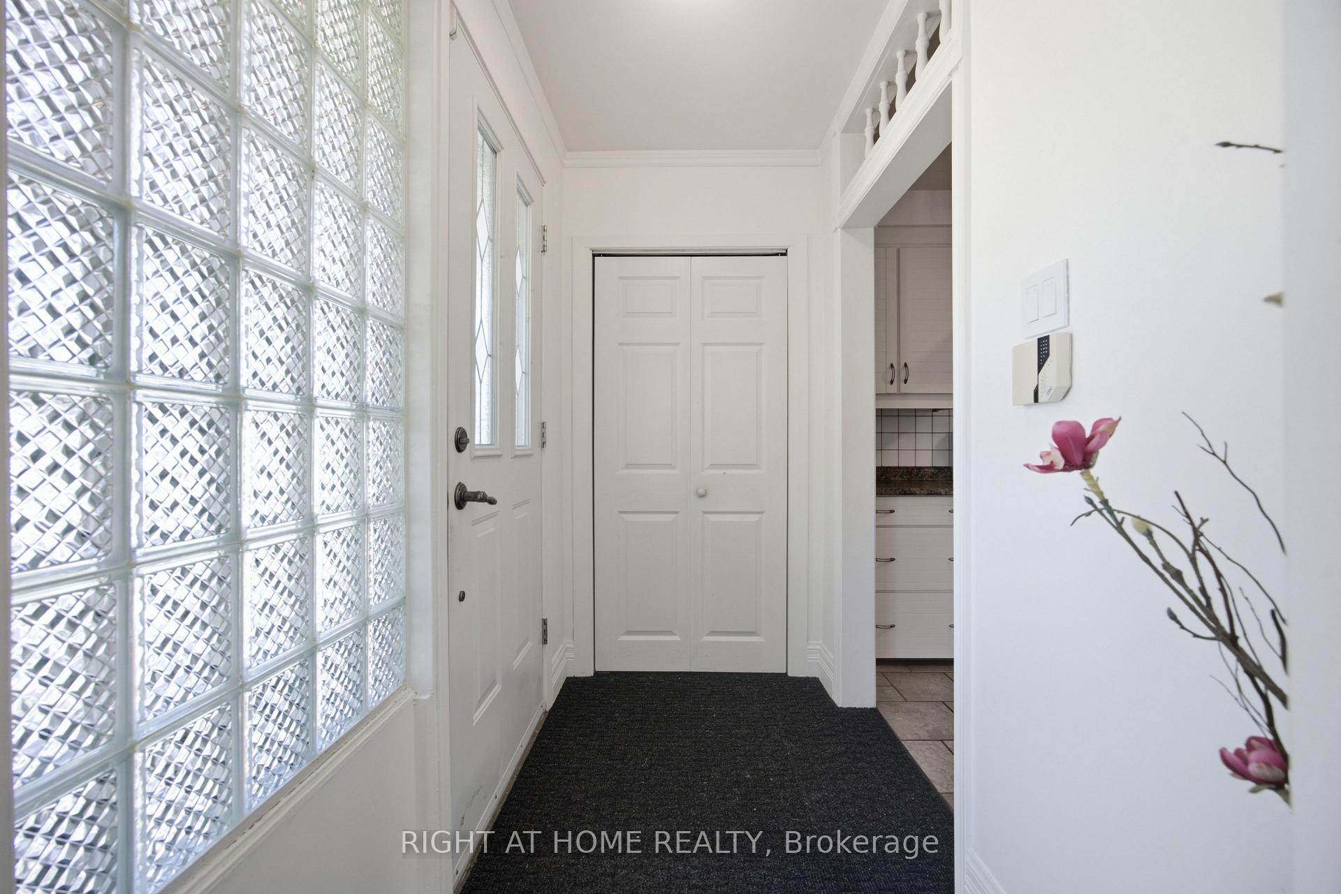 Photo 5 of 45 Faversham Crescent, Etobicoke, Eringate-Centennial-West Deane — HOMEH