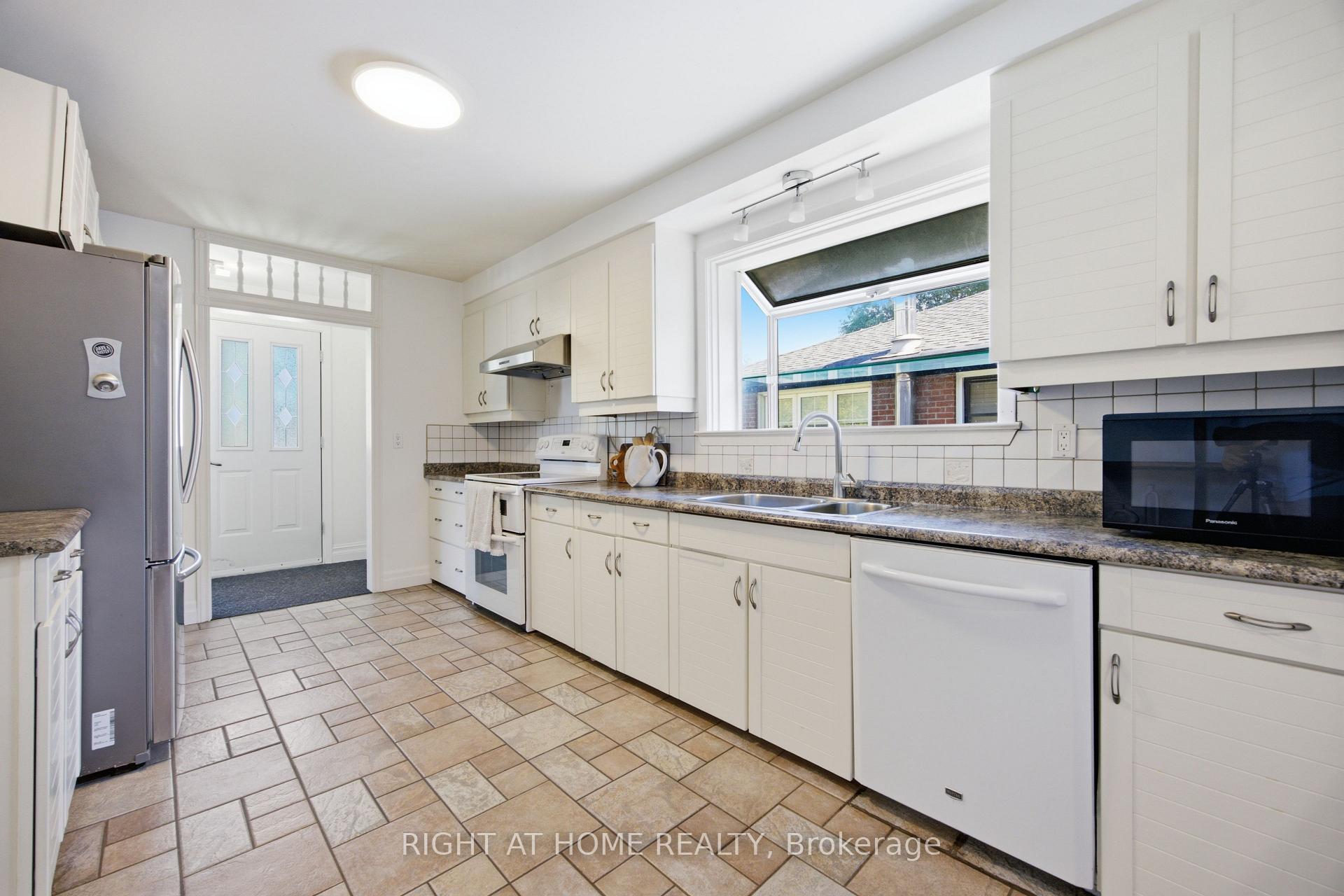Photo 12 of 45 Faversham Crescent, Etobicoke, Eringate-Centennial-West Deane — HOMEH