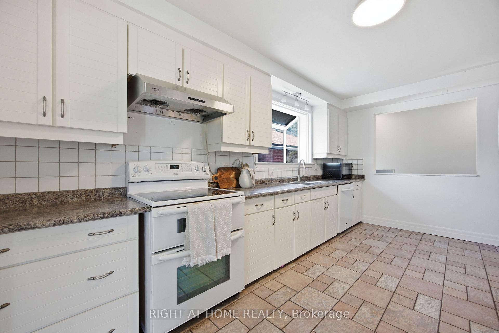 Photo 13 of 45 Faversham Crescent, Etobicoke, Eringate-Centennial-West Deane — HOMEH