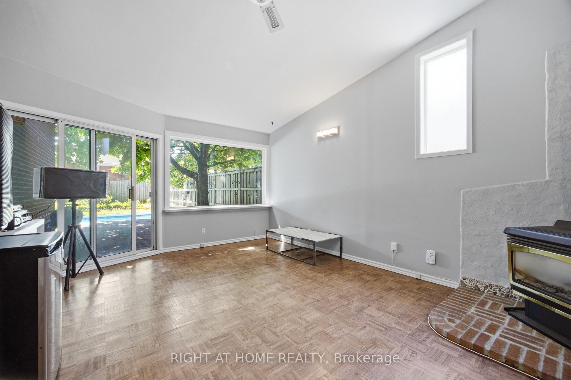 Photo 16 of 45 Faversham Crescent, Etobicoke, Eringate-Centennial-West Deane — HOMEH
