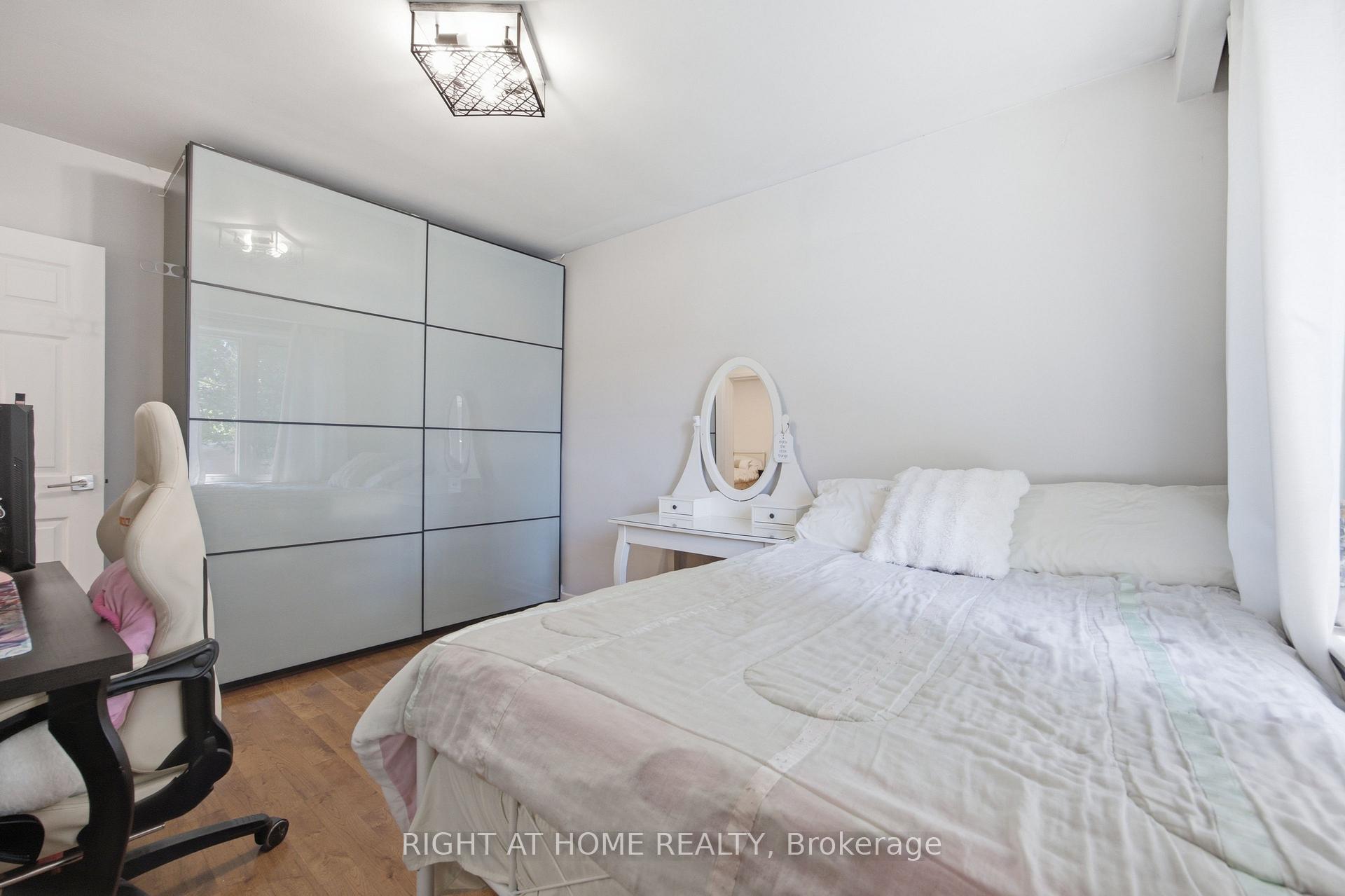 Photo 18 of 45 Faversham Crescent, Etobicoke, Eringate-Centennial-West Deane — HOMEH