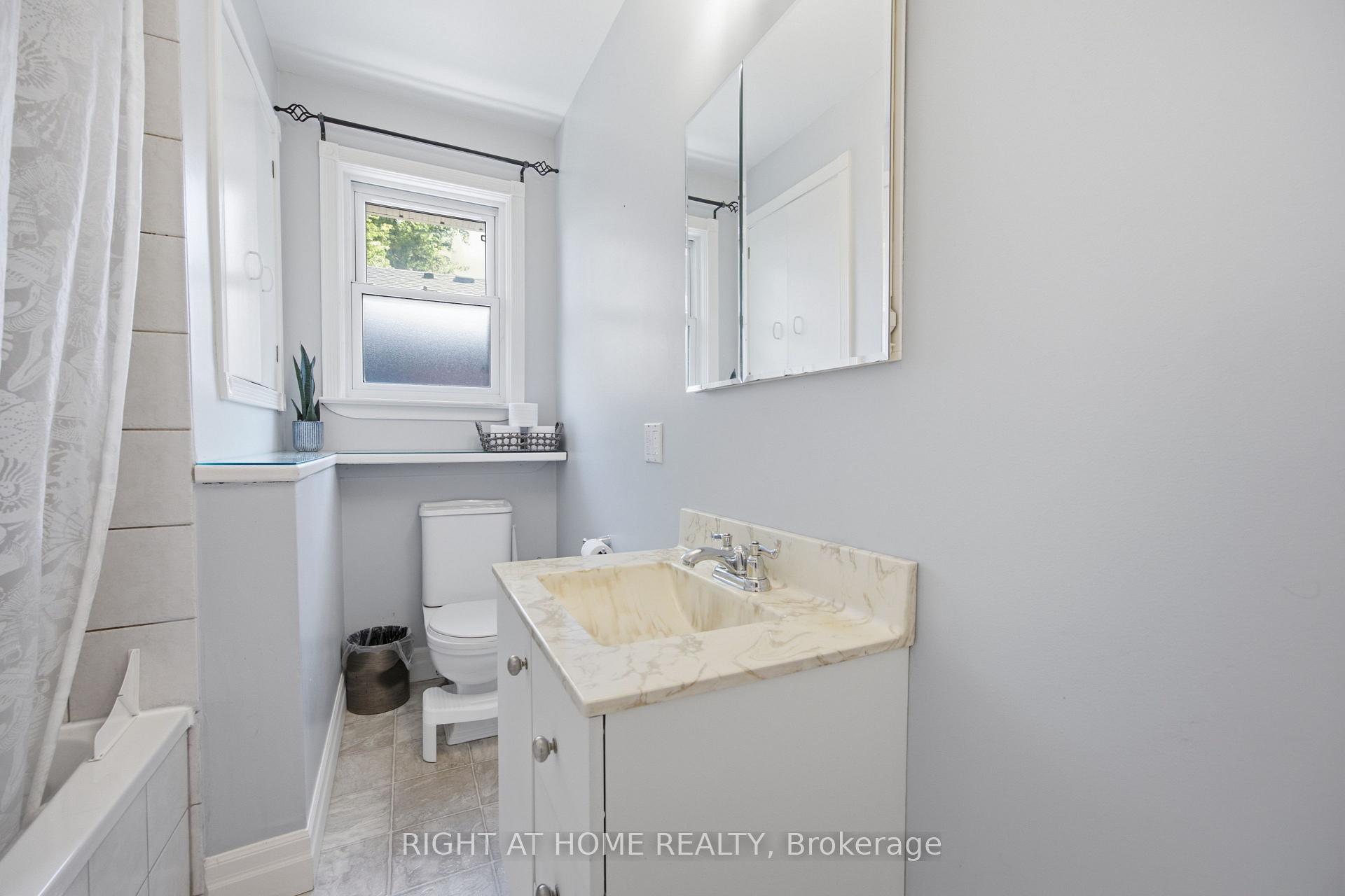 Photo 22 of 45 Faversham Crescent, Etobicoke, Eringate-Centennial-West Deane — HOMEH