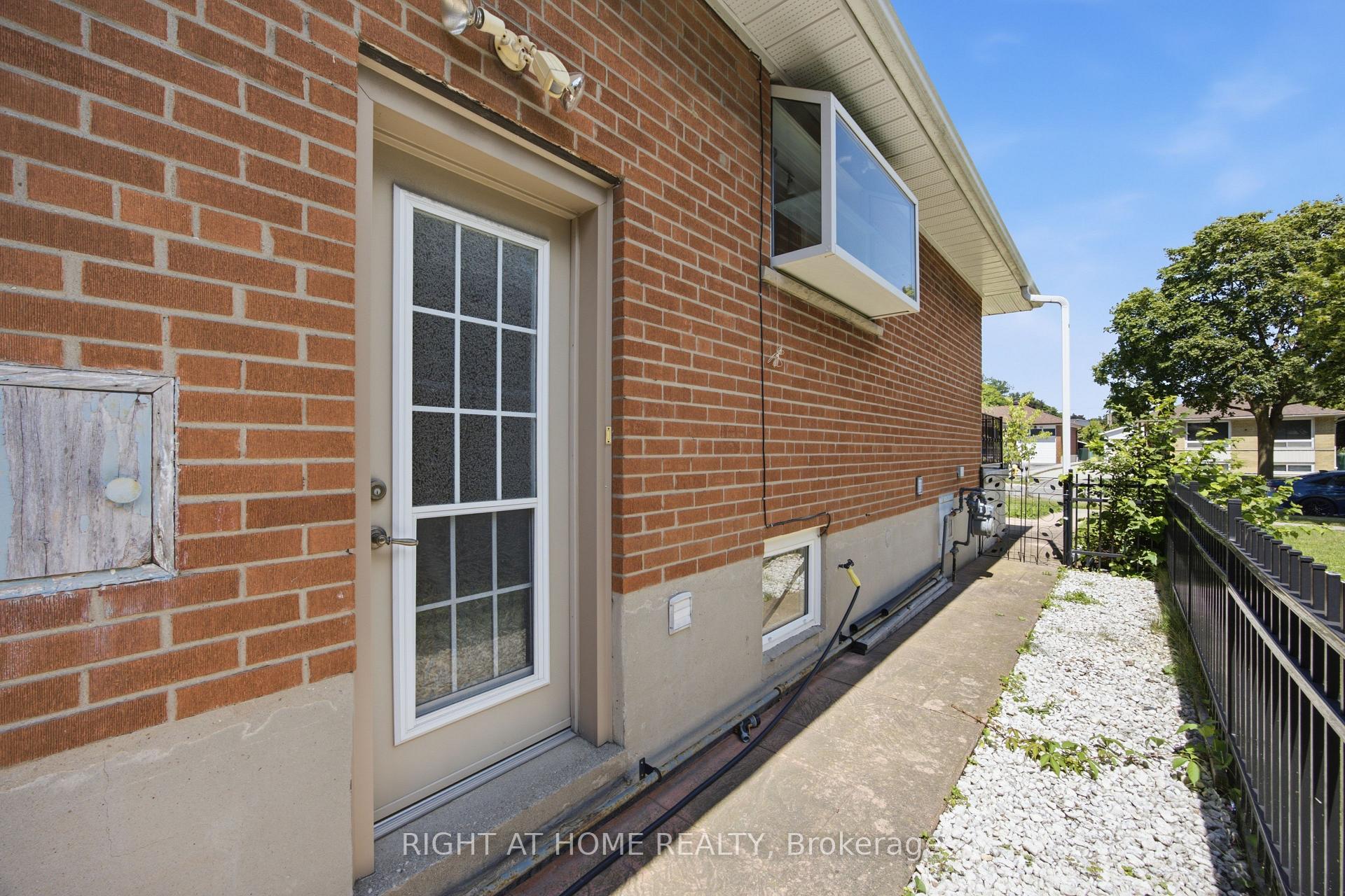 Photo 34 of 45 Faversham Crescent, Etobicoke, Eringate-Centennial-West Deane — HOMEH