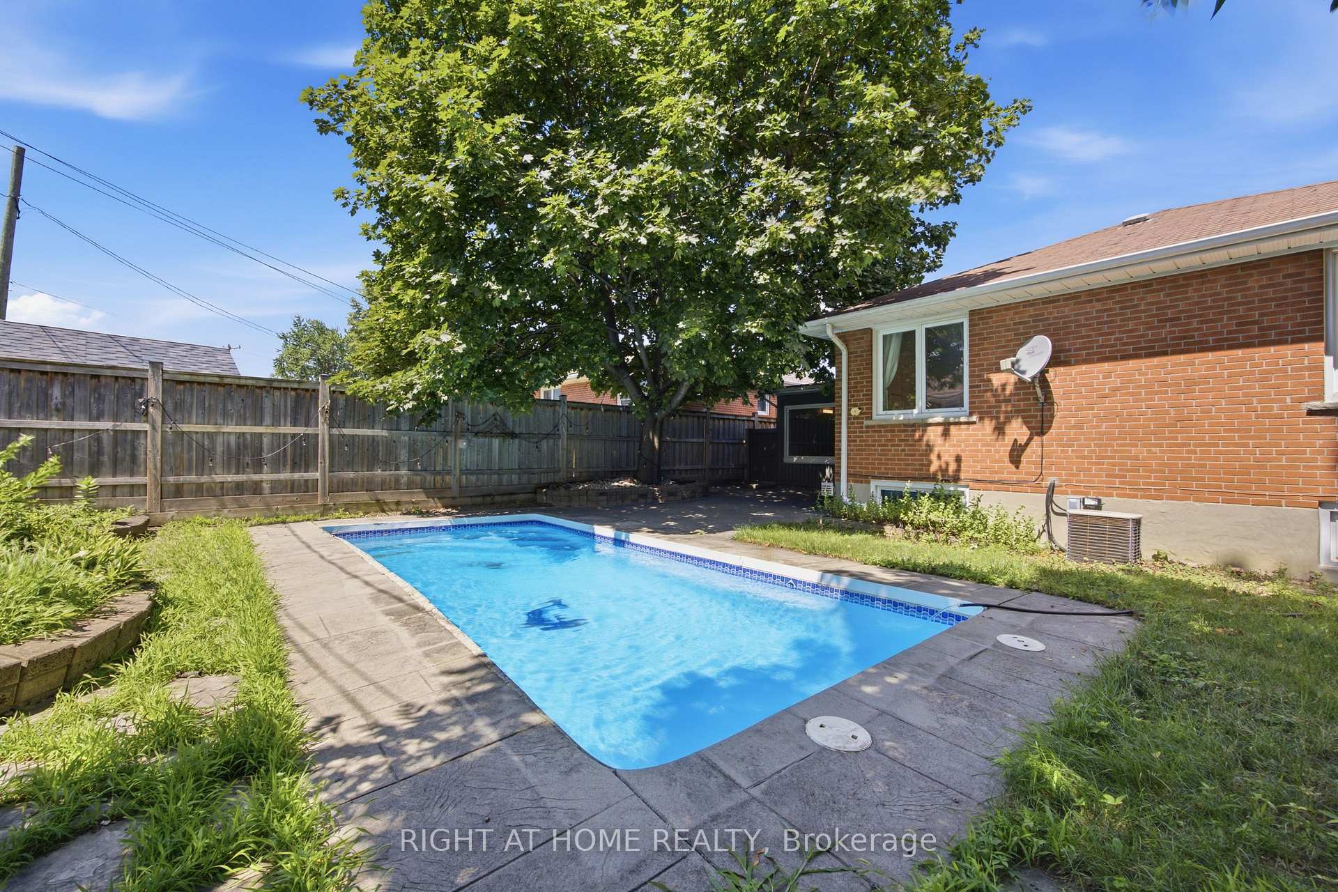 Photo 36 of 45 Faversham Crescent, Etobicoke, Eringate-Centennial-West Deane — HOMEH