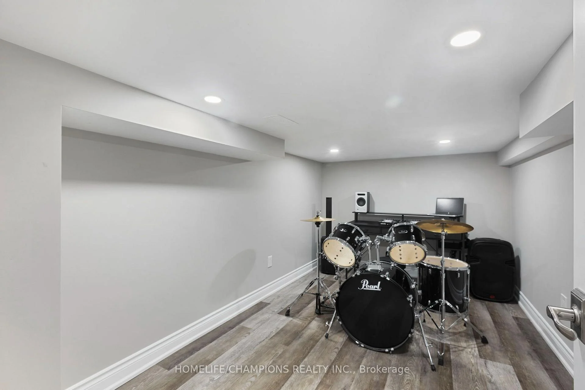 Photo 14 of 993 Dragonfly Avenue, Pickering, Rural Pickering — HOMEH