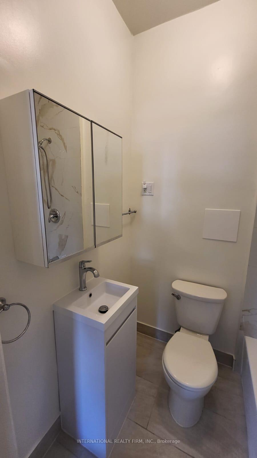 Photo 4 of Unit 2, 7 Thomas Street, Mississauga, Streetsville — HOMEH
