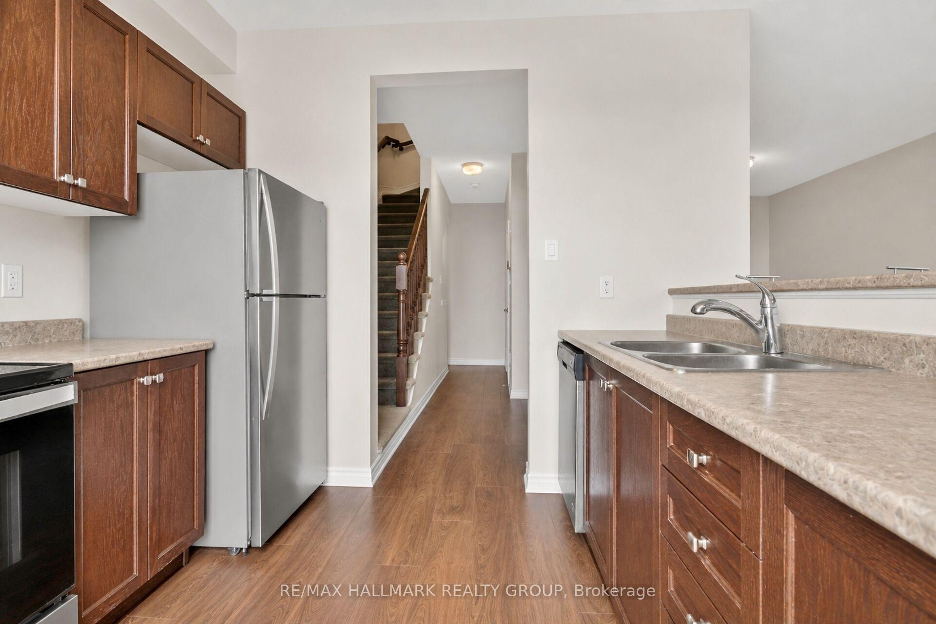 Photo 12 of 235 Hibernian Walk, Ottawa, Kanata - Emerald Meadows/Trailwest — HOMEH