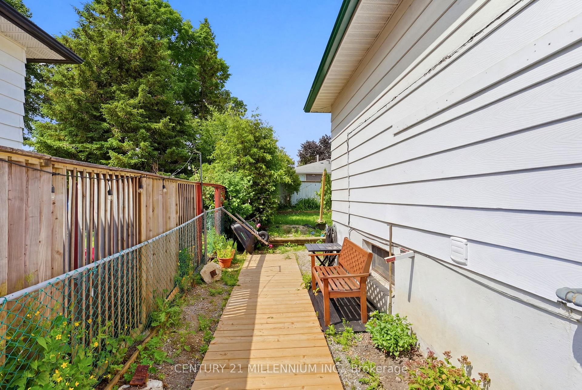Photo 24 of 52 Carlton Drive, Orangeville — HOMEH