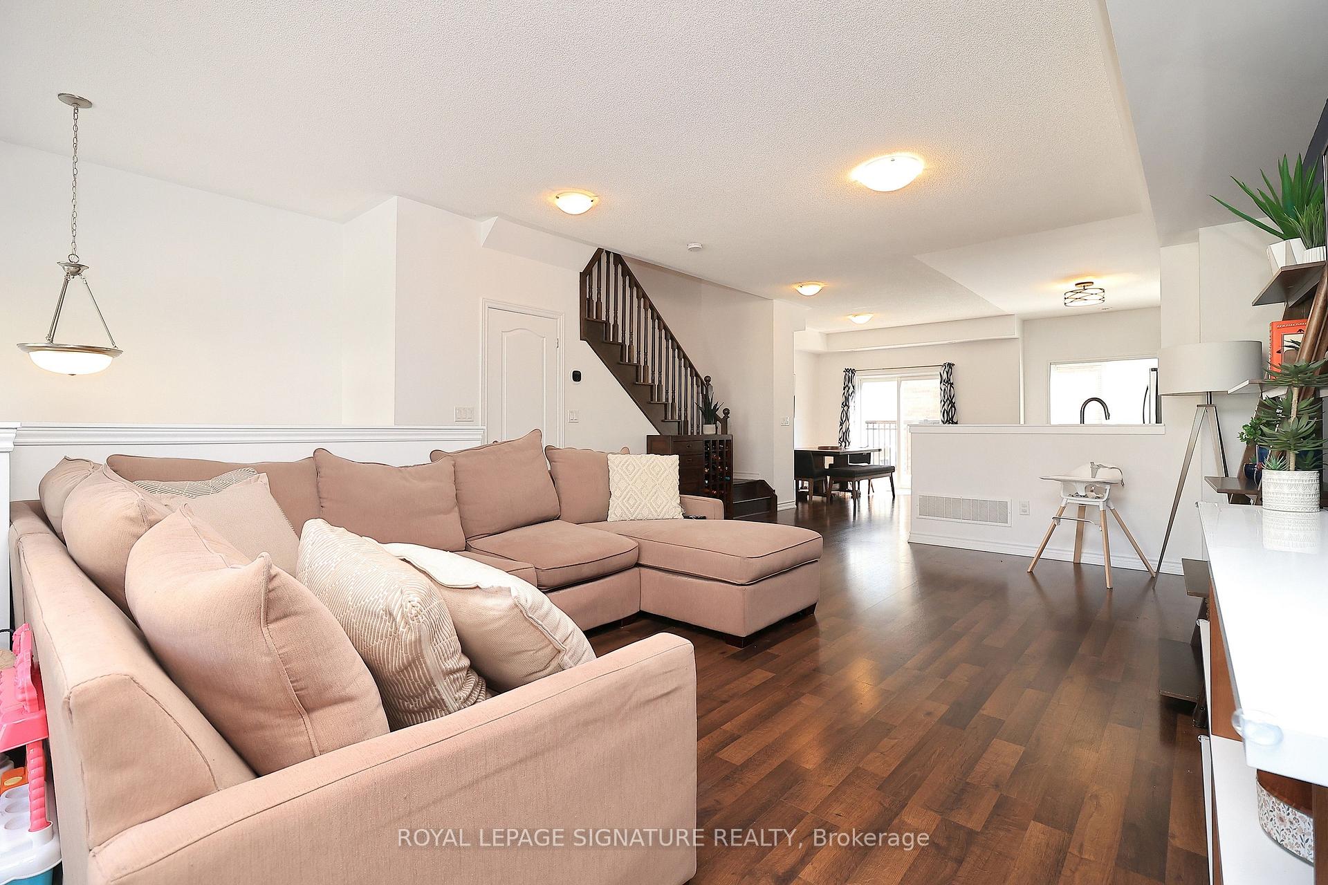 Photo 6 of 4 Coneflower Crescent, North York, Westminster-Branson — HOMEH