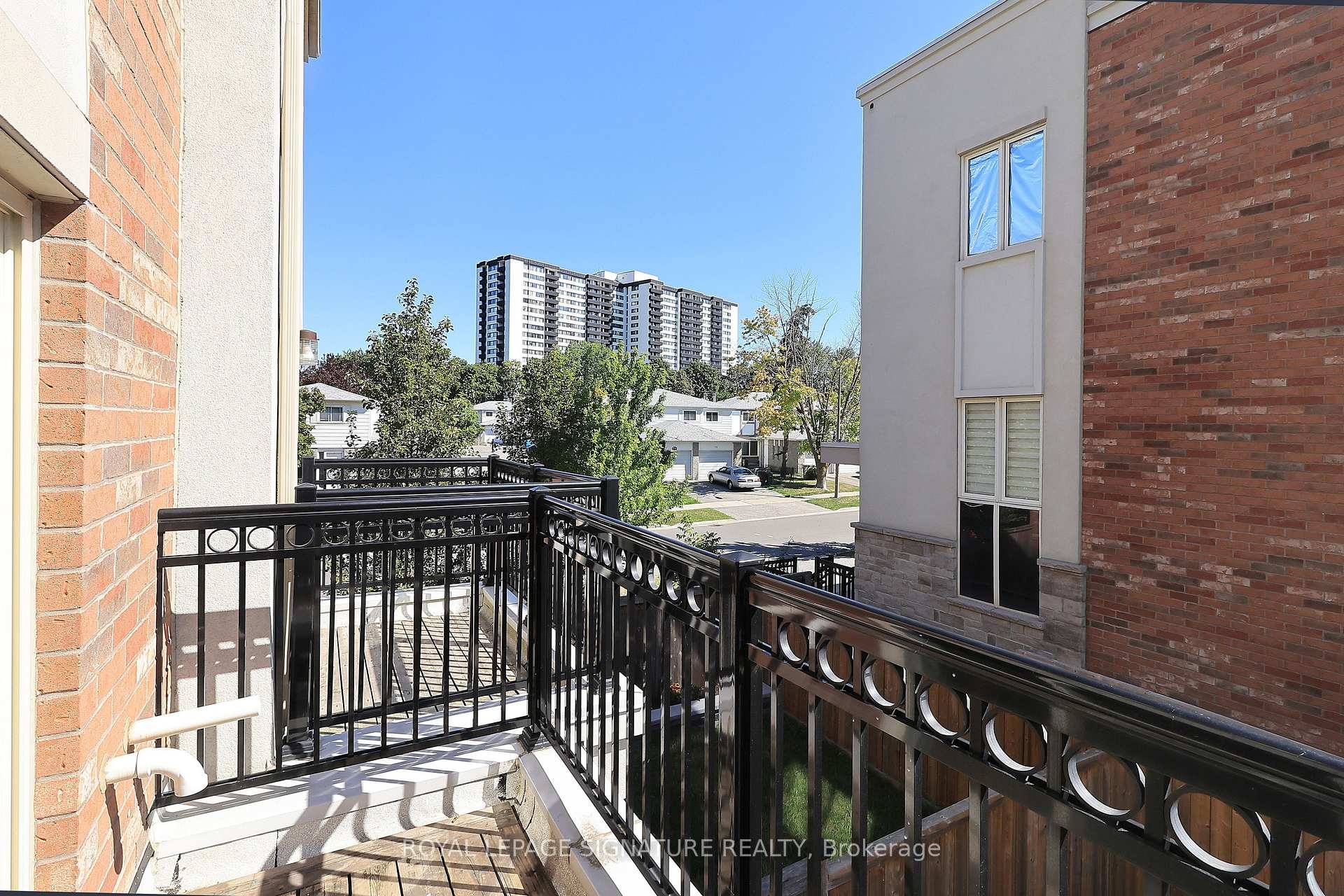 Photo 10 of 4 Coneflower Crescent, North York, Westminster-Branson — HOMEH
