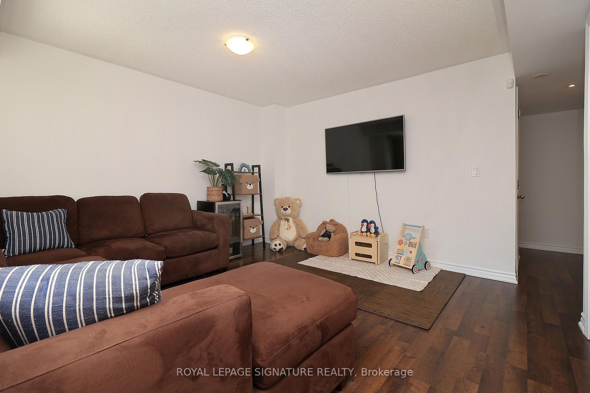 Photo 19 of 4 Coneflower Crescent, North York, Westminster-Branson — HOMEH