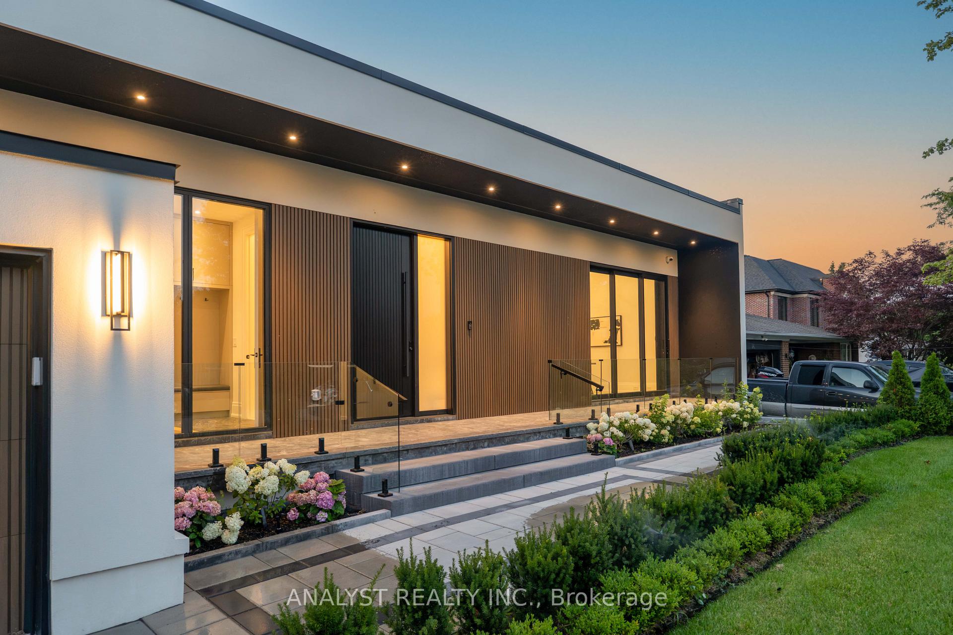 Photo 2 of 82 Donhill Crescent, Vaughan, Kleinburg — HOMEH