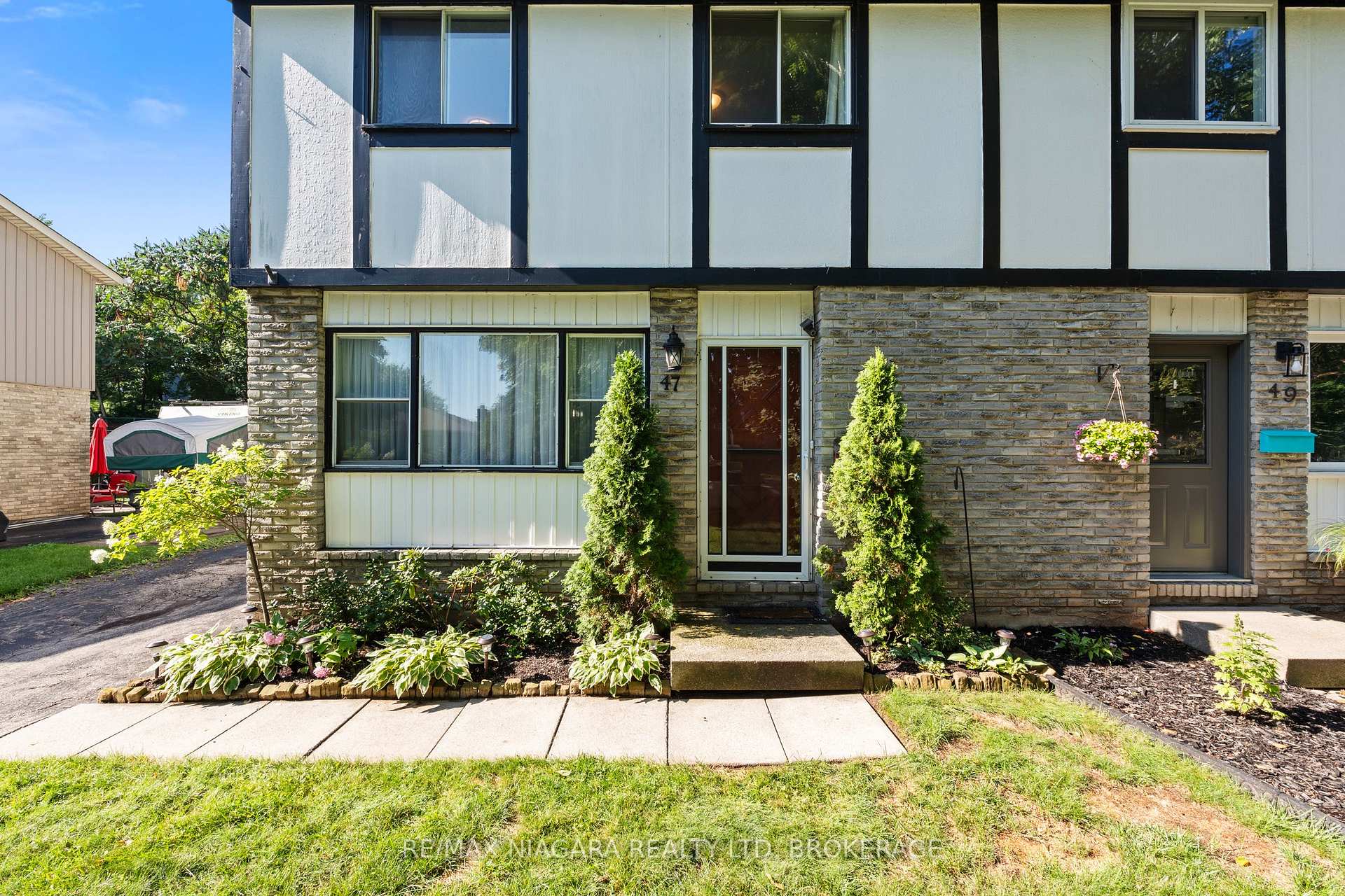Photo 2 of 47 Birchpark Drive, Grimsby, Grimsby Beach — HOMEH