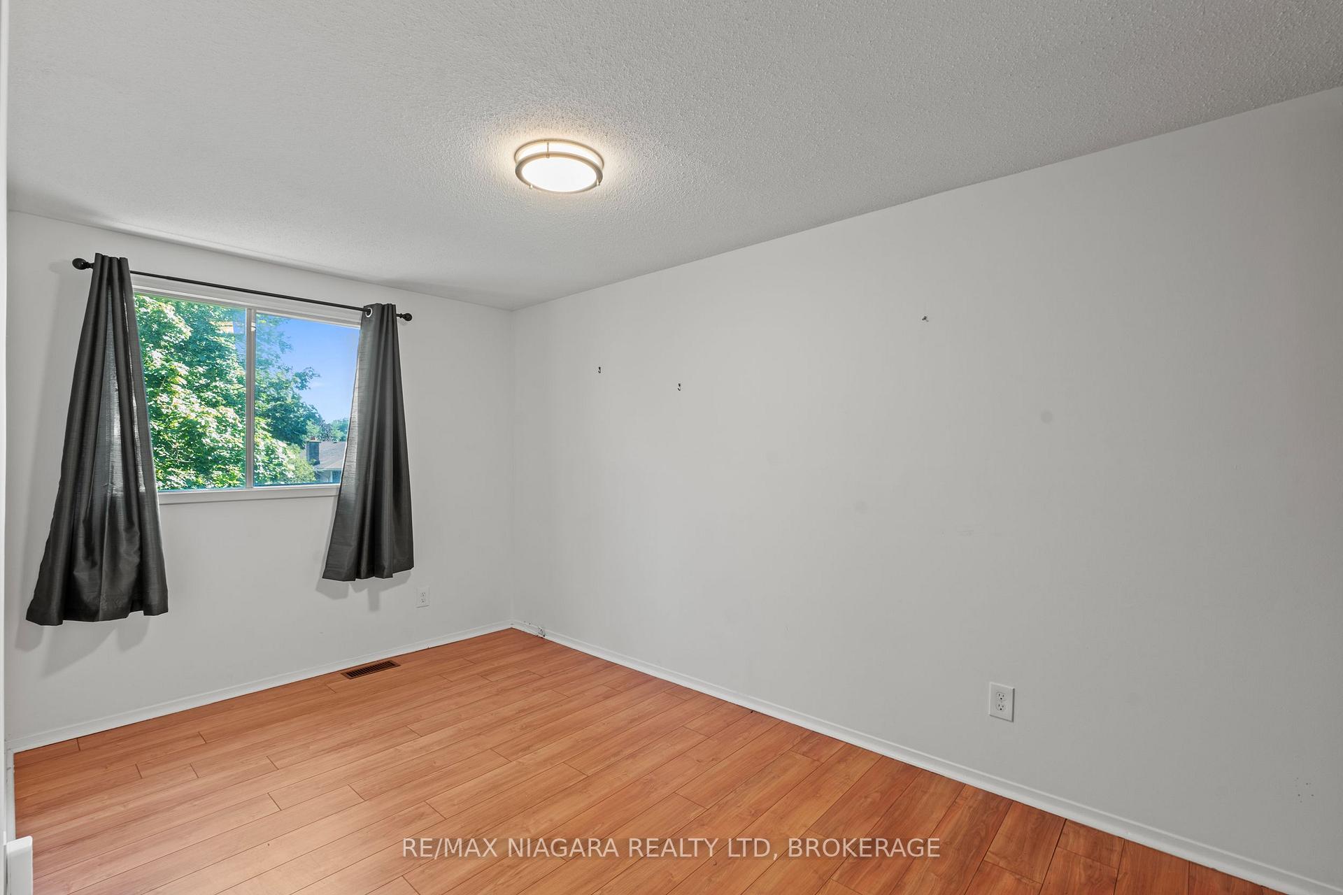 Photo 15 of 47 Birchpark Drive, Grimsby, Grimsby Beach — HOMEH