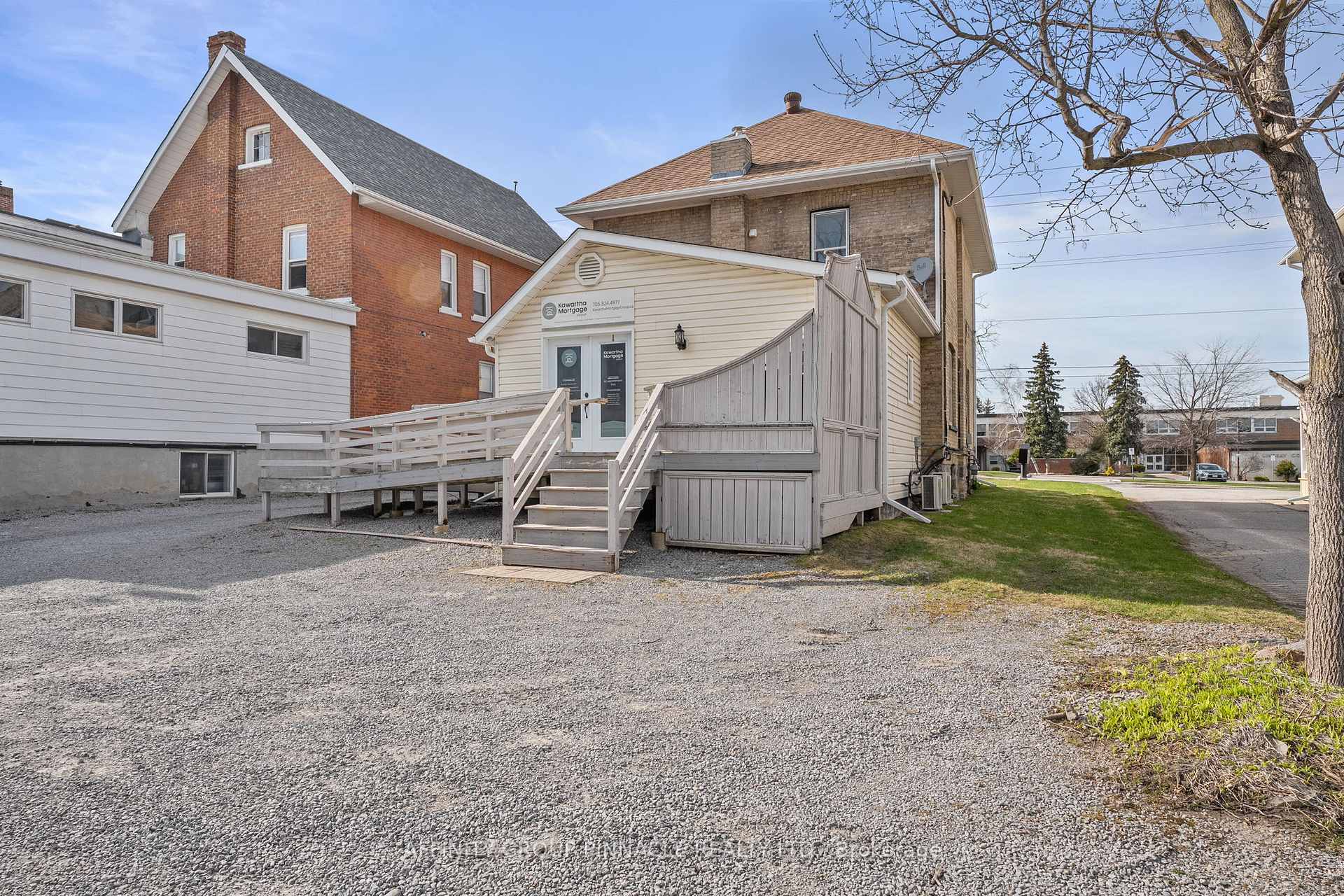 Photo 3 of 255 Kent Street W, Kawartha Lakes, Lindsay — HOMEH