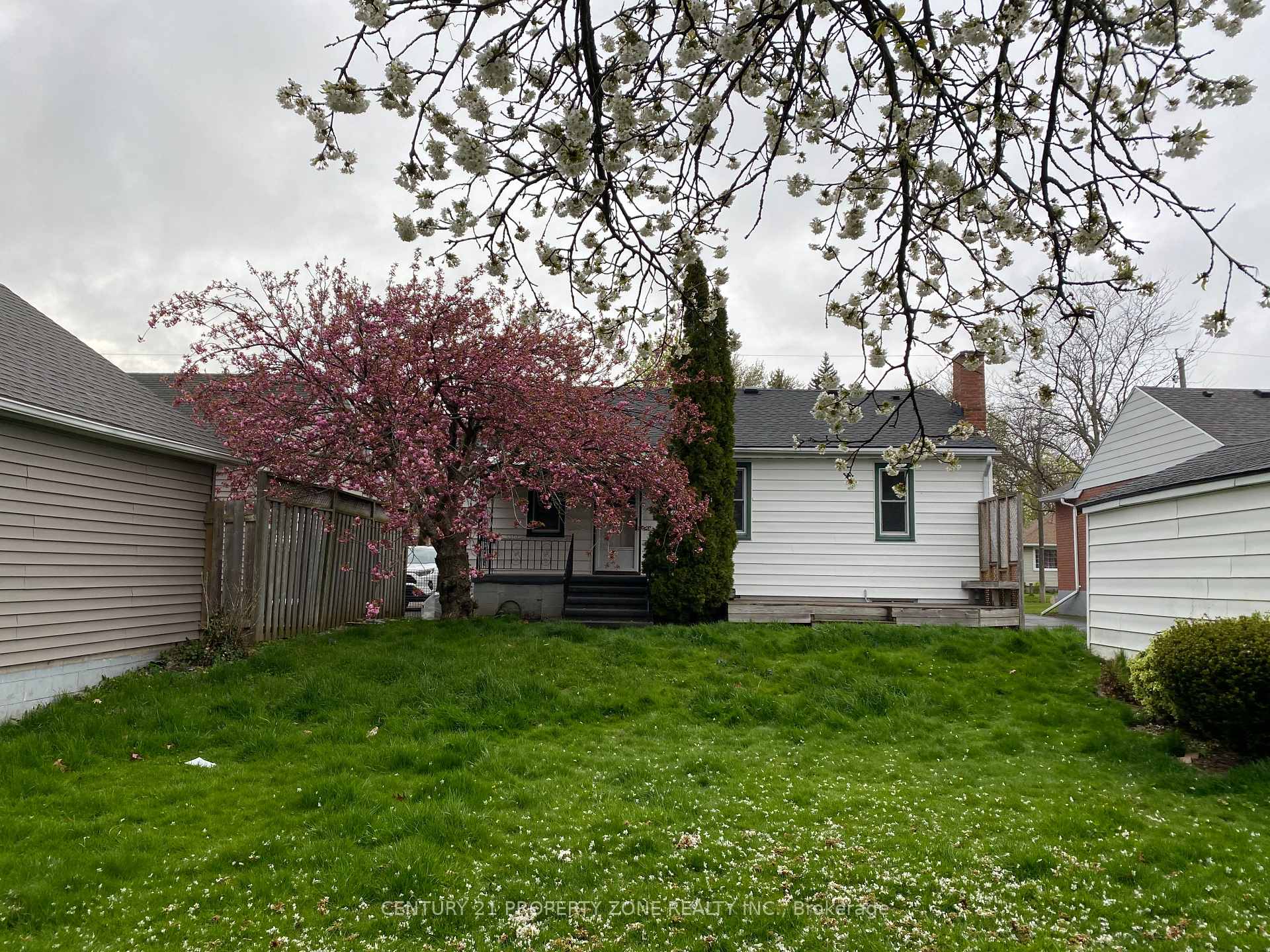 Photo 2 of 6300 Corwin Crescent, Niagara Falls, Dorchester — HOMEH