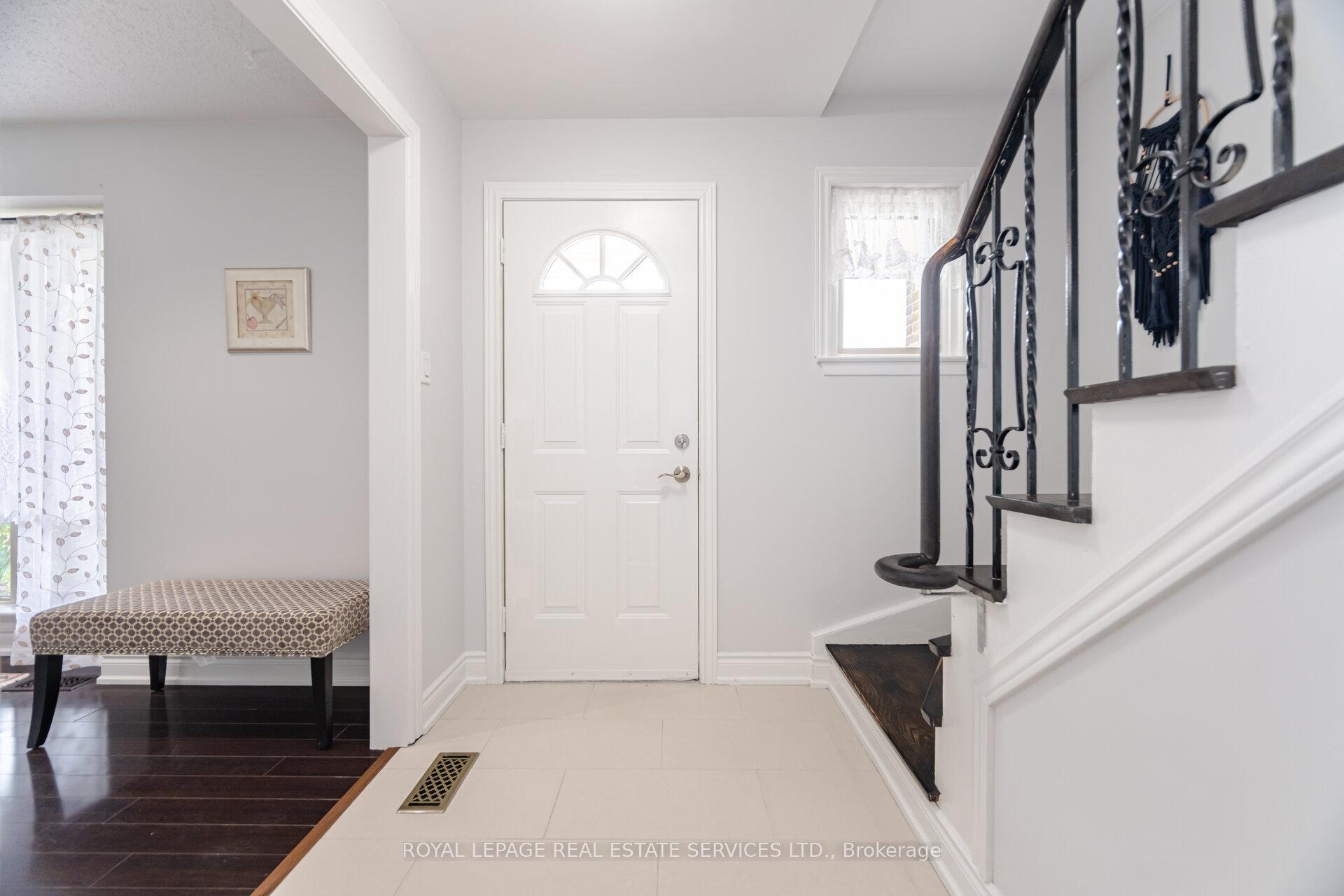 Photo 2 of 39 Aberdeen Crescent, Brampton, Avondale — HOMEH