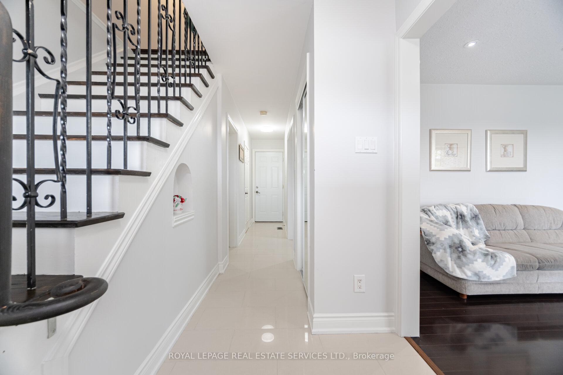 Photo 3 of 39 Aberdeen Crescent, Brampton, Avondale — HOMEH