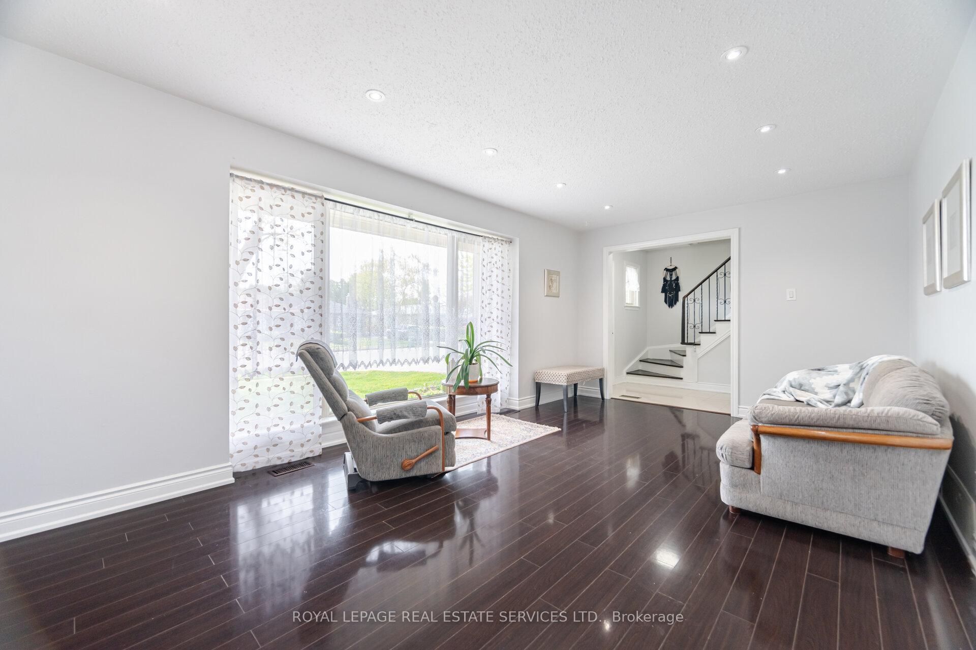 Photo 5 of 39 Aberdeen Crescent, Brampton, Avondale — HOMEH