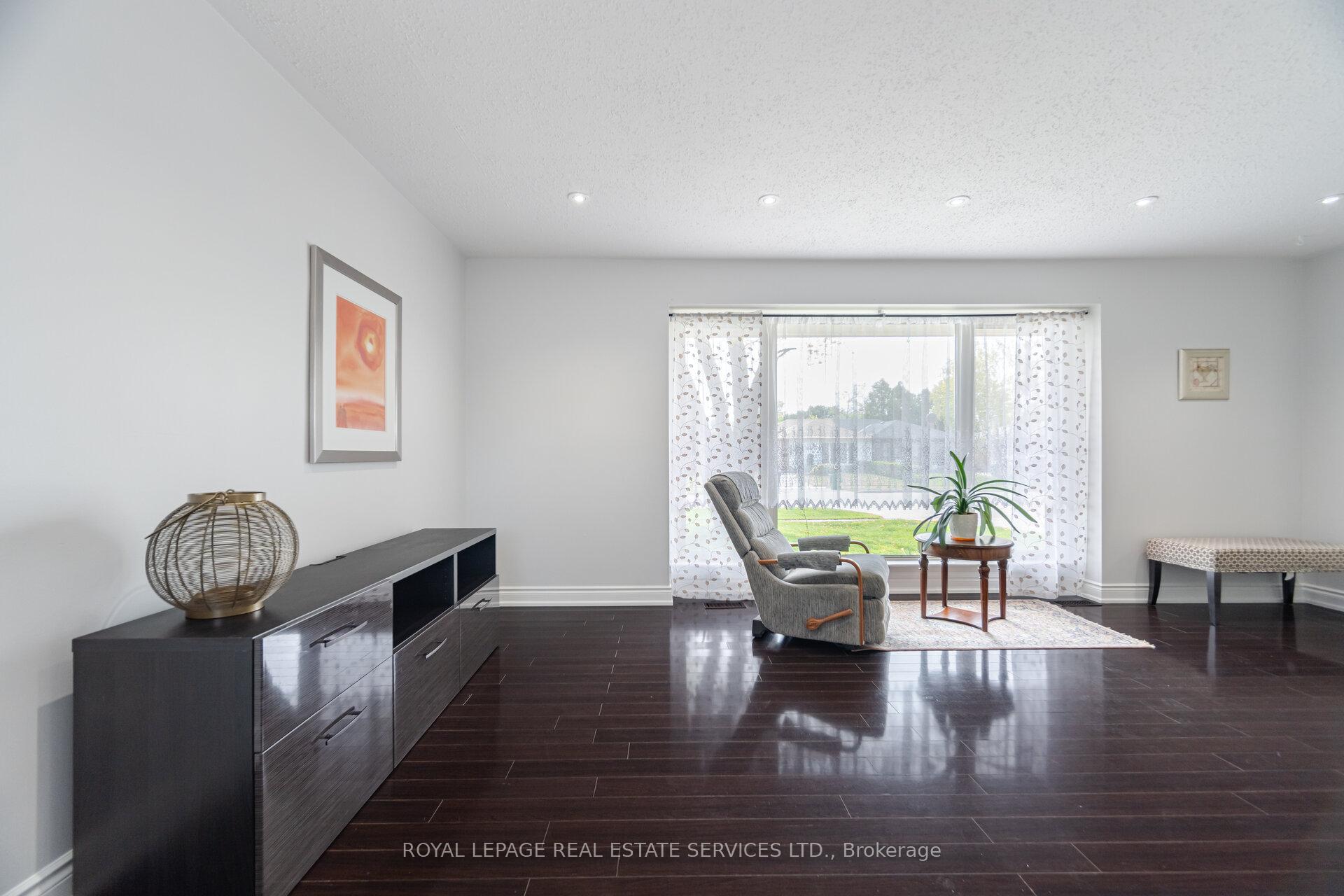 Photo 8 of 39 Aberdeen Crescent, Brampton, Avondale — HOMEH